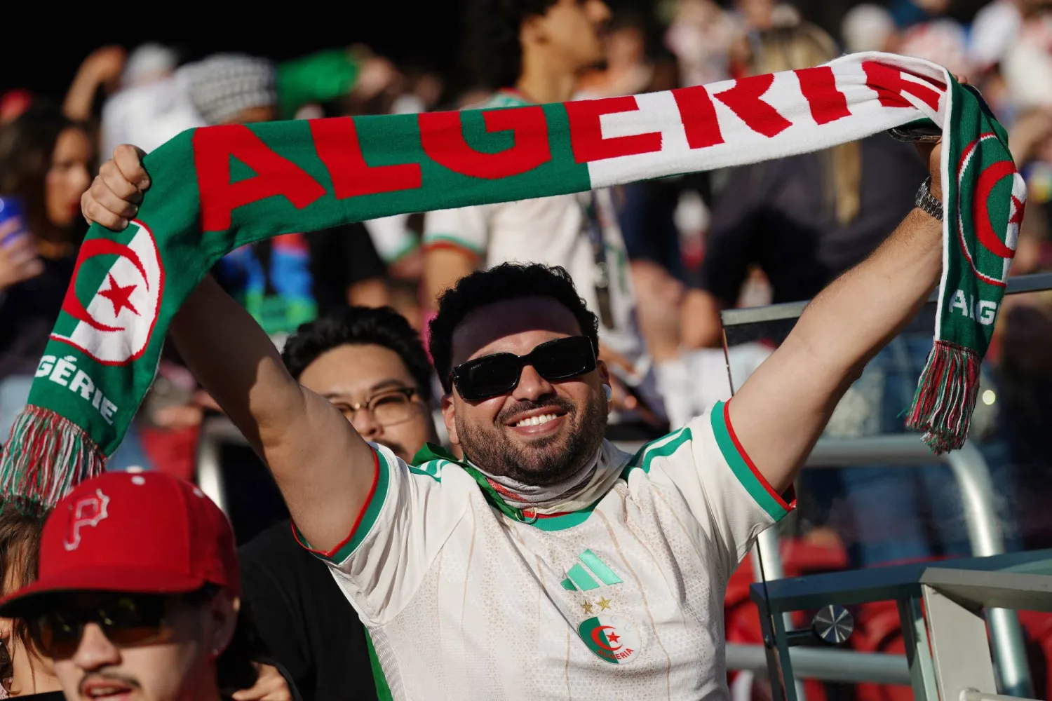 يساند مشجع جزائري منتخب بلاده على طريقته (رويترز)