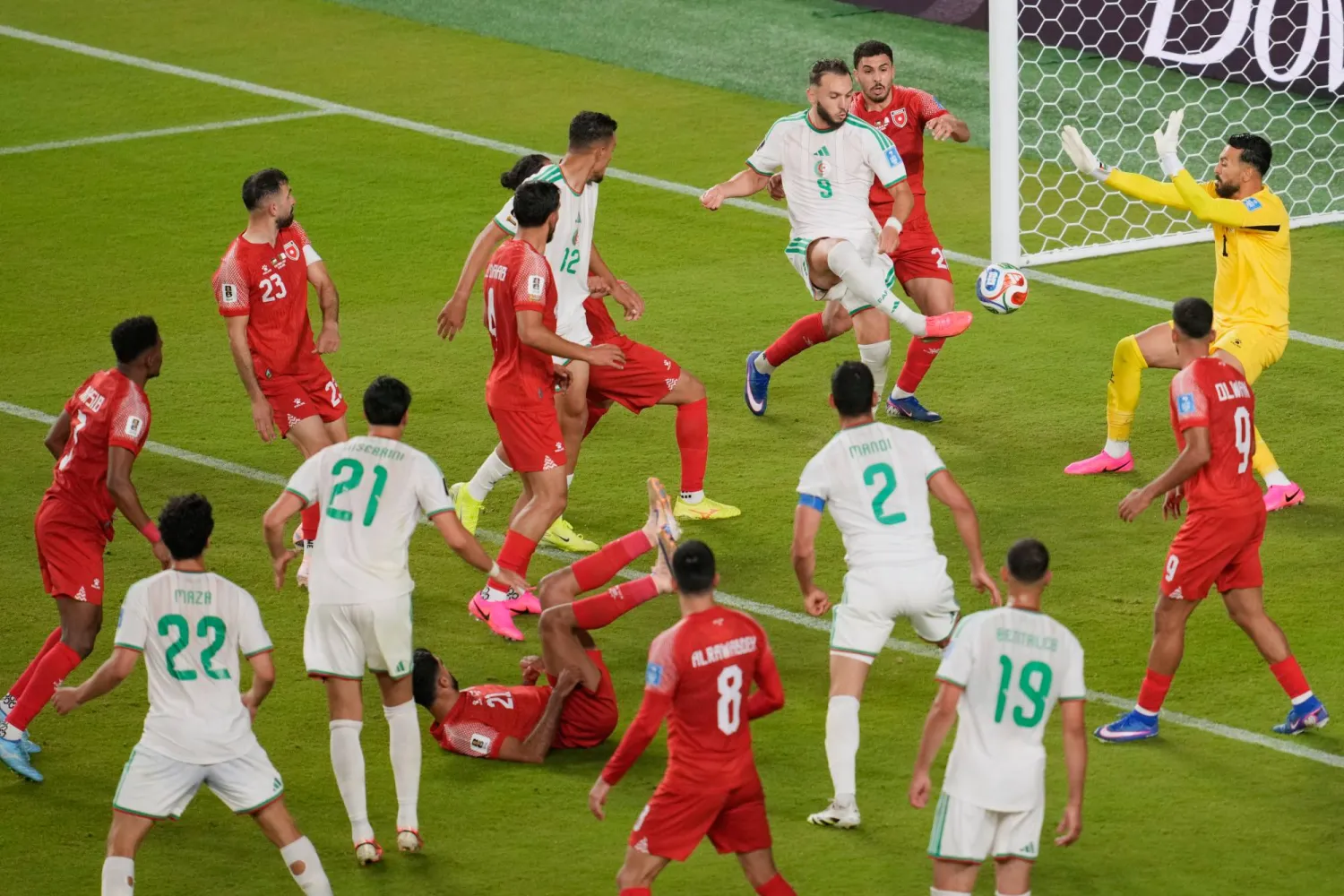 لحظة غفلة دفع ثمنها المنتخب الأردني بتسجيل الهدف الثاني (أ.ب)