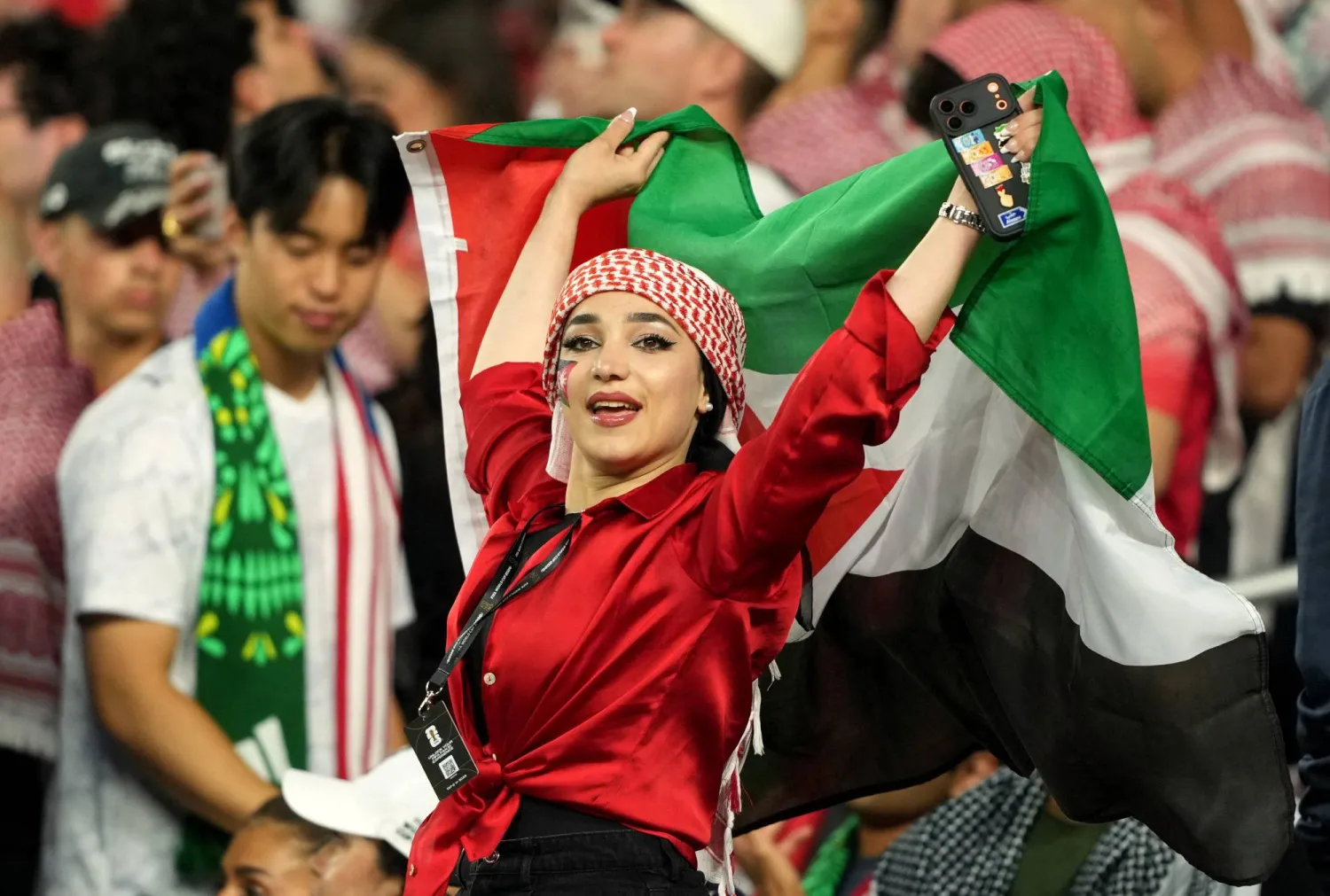 مشجعة أردنية تتفاعل مع أحداث اللقاء (رويترز)