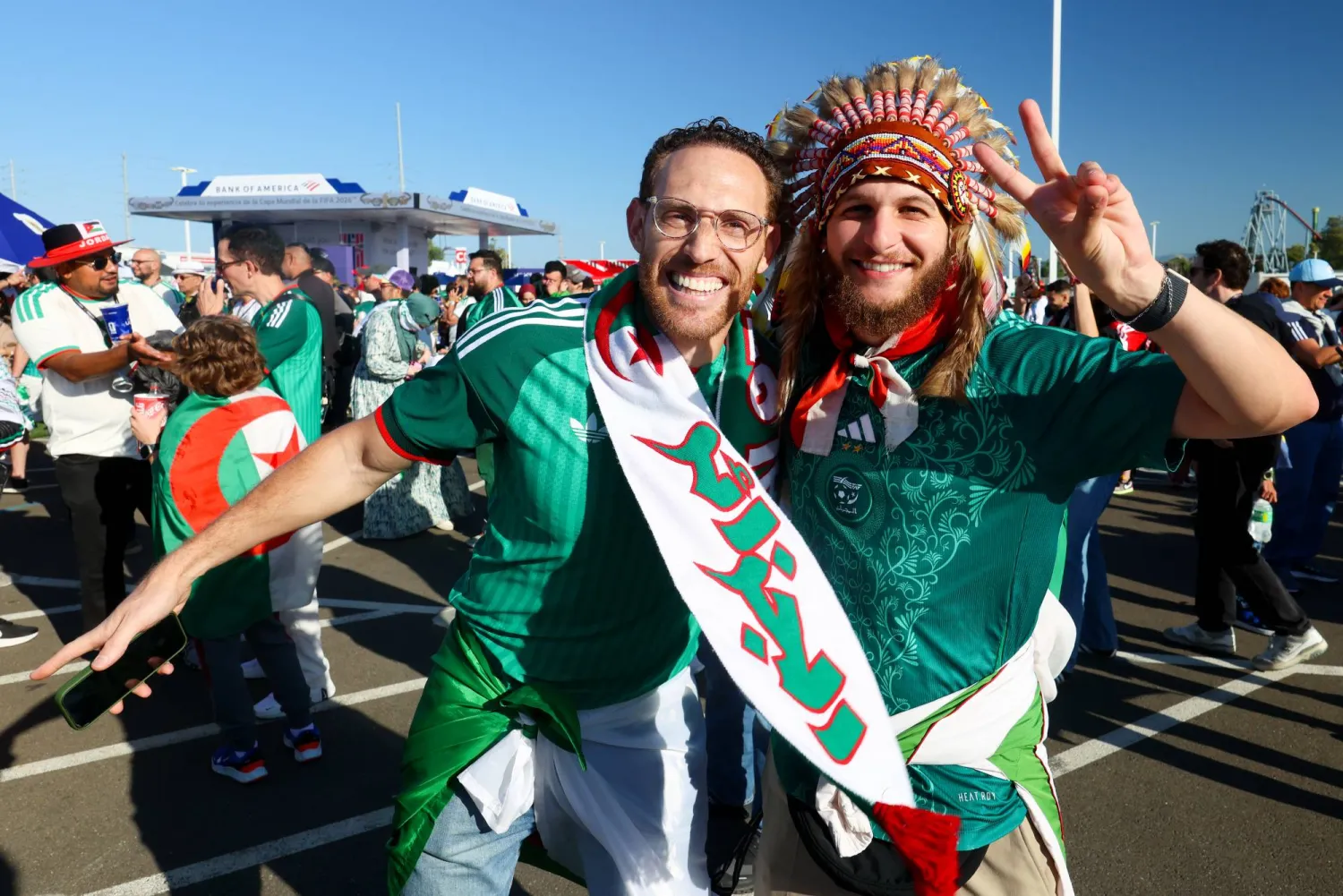 جماهير منتخب الجزائر تبتسم لعدسة الكاميرا (د.ب.أ)