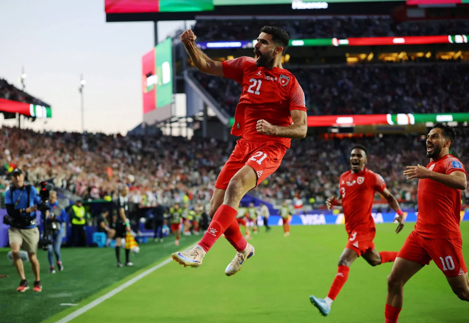 نزار الرشدان أصبح ثاني لاعب أردني يسجل في نهائيات كأس العالم (رويترز)