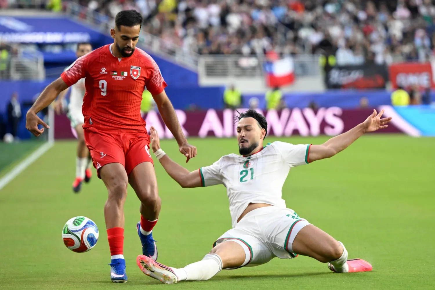 تنافس بين علي علوان والجزائري رامي بن سبيعي (أ.ب)