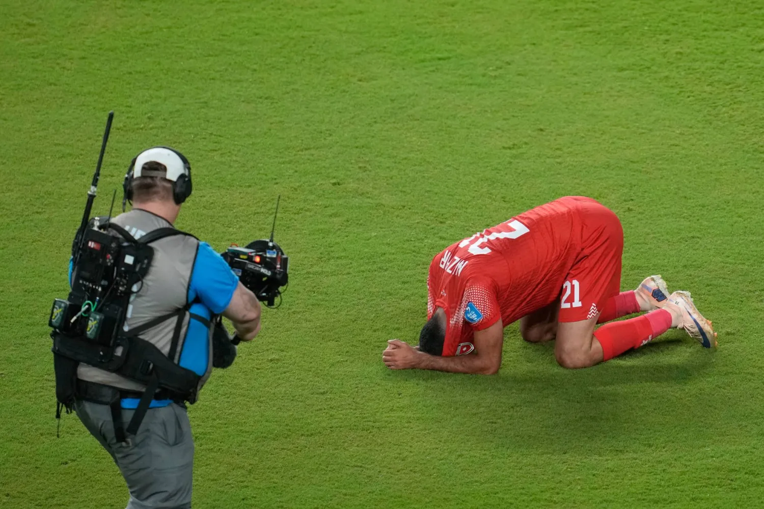 خيبة أمل كبيرة للاعب المنتخب الأردني نزار الرشدان بعد المباراة (أ.ب)
