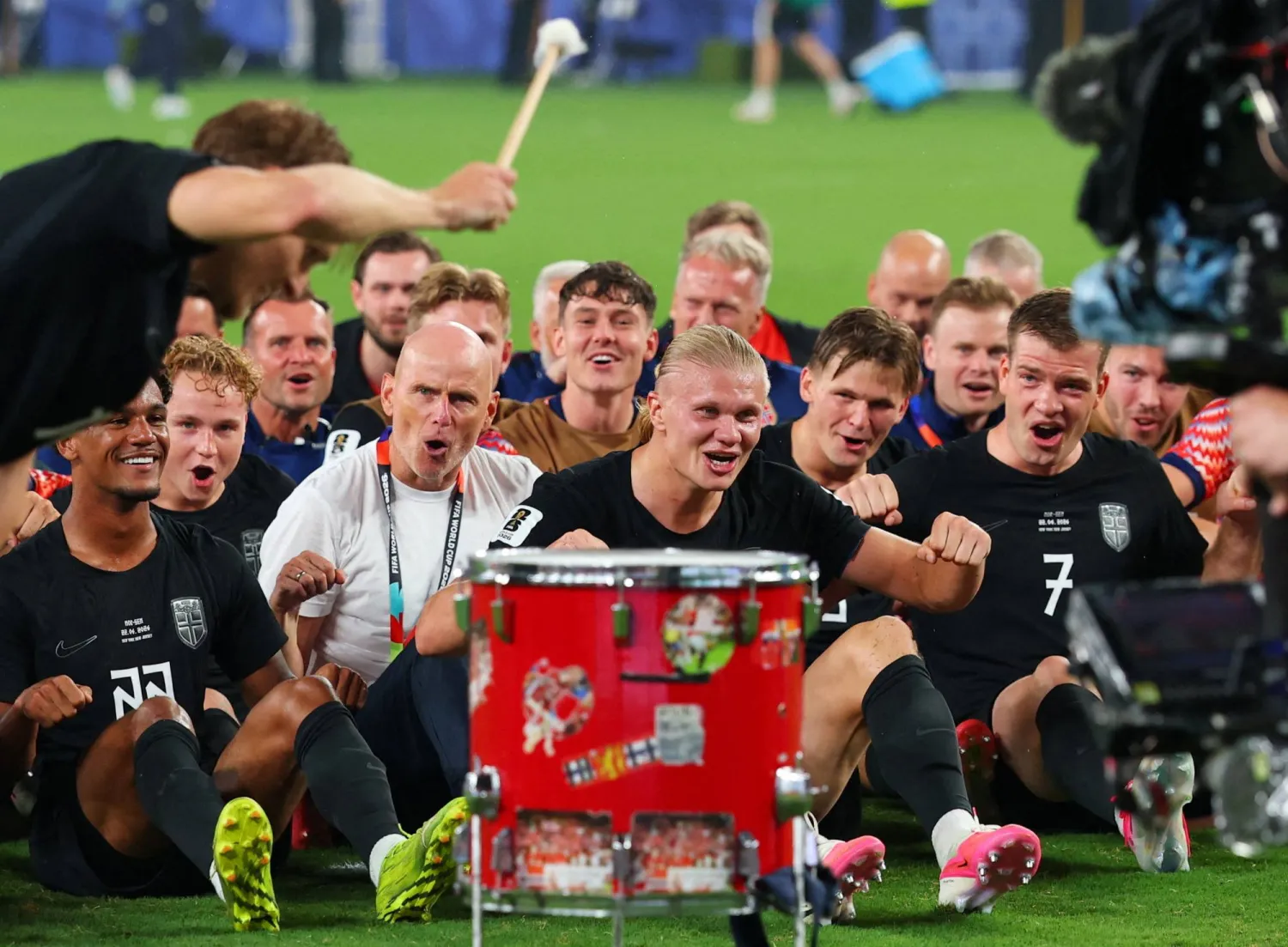 Soccer Football - FIFA World Cup 2026 - Group I - Norway v Senegal - New York/New Jersey Stadium, East Rutherford, New Jersey, US - June 22, 2026 Norway coach Stale Solbakken, Erling Haaland and teammates perform the traditional Viking rowing celebration for their fans after the match REUTERS/Mike Segar 