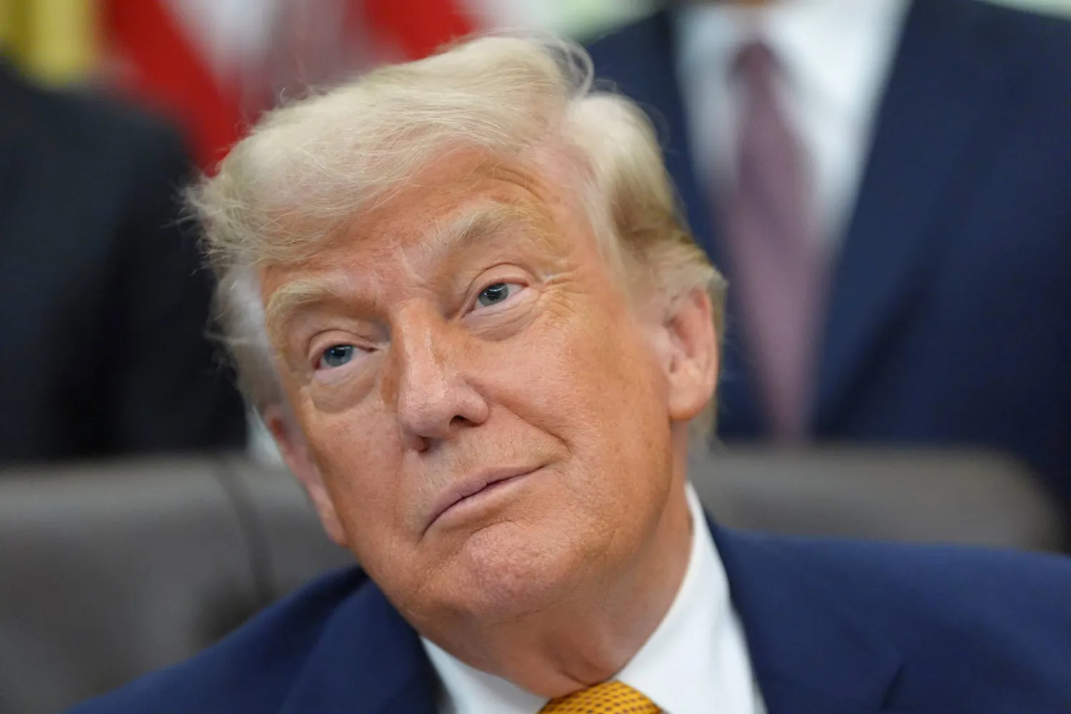 الرئيس الأميركي دونالد ترمب في المكتب البيضاوي بالبيت الأبيض أثناء توقيع أمر تنفيذي بشأن الحوسبة الكمومية (أ.ب)