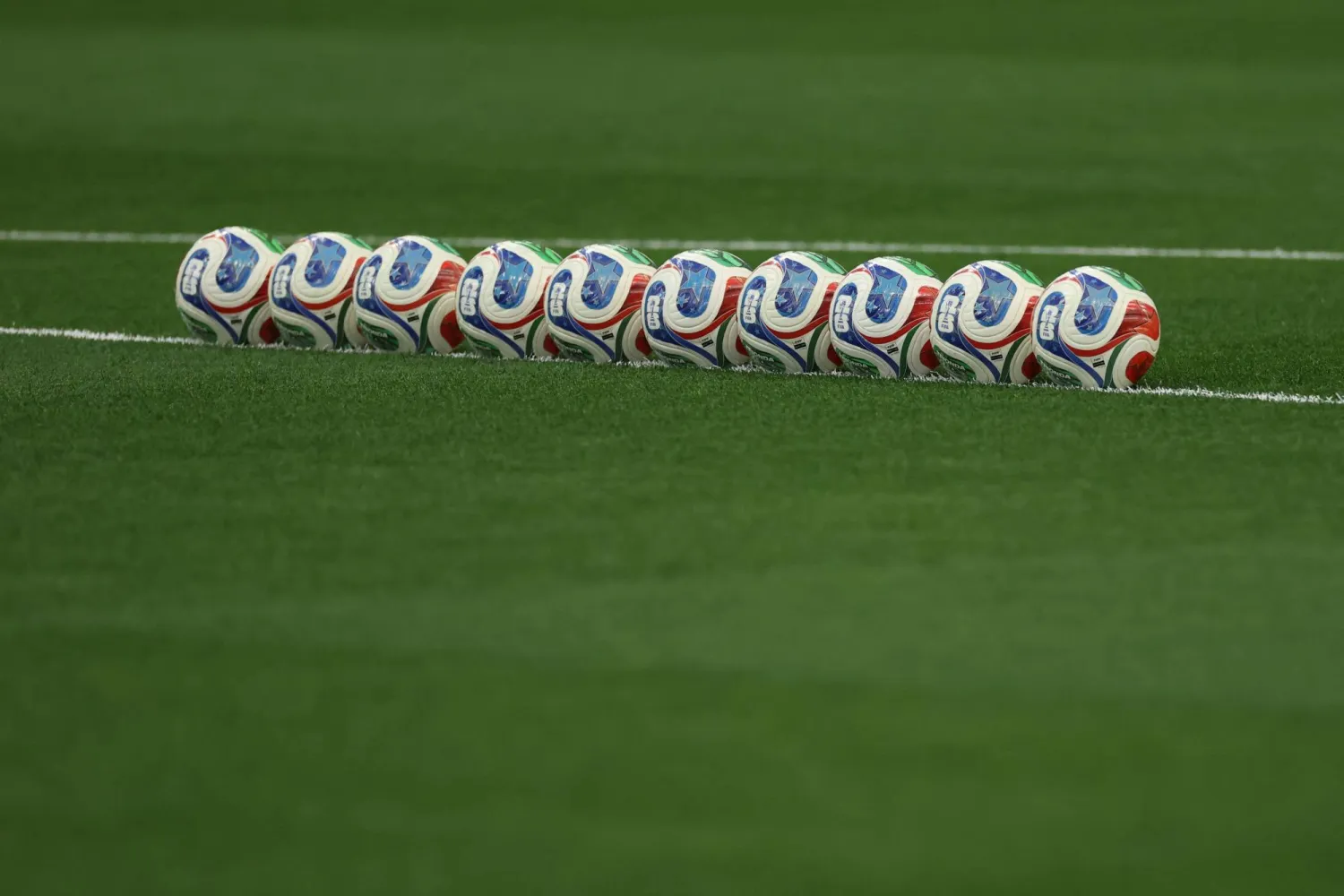 «فيفا» قال إن كرة مونديال 2026 تم تصميمها بخياطة عميقة لتوفير ثبات مثالي في أثناء طيرانها بالهواء (أ.ف.ب)