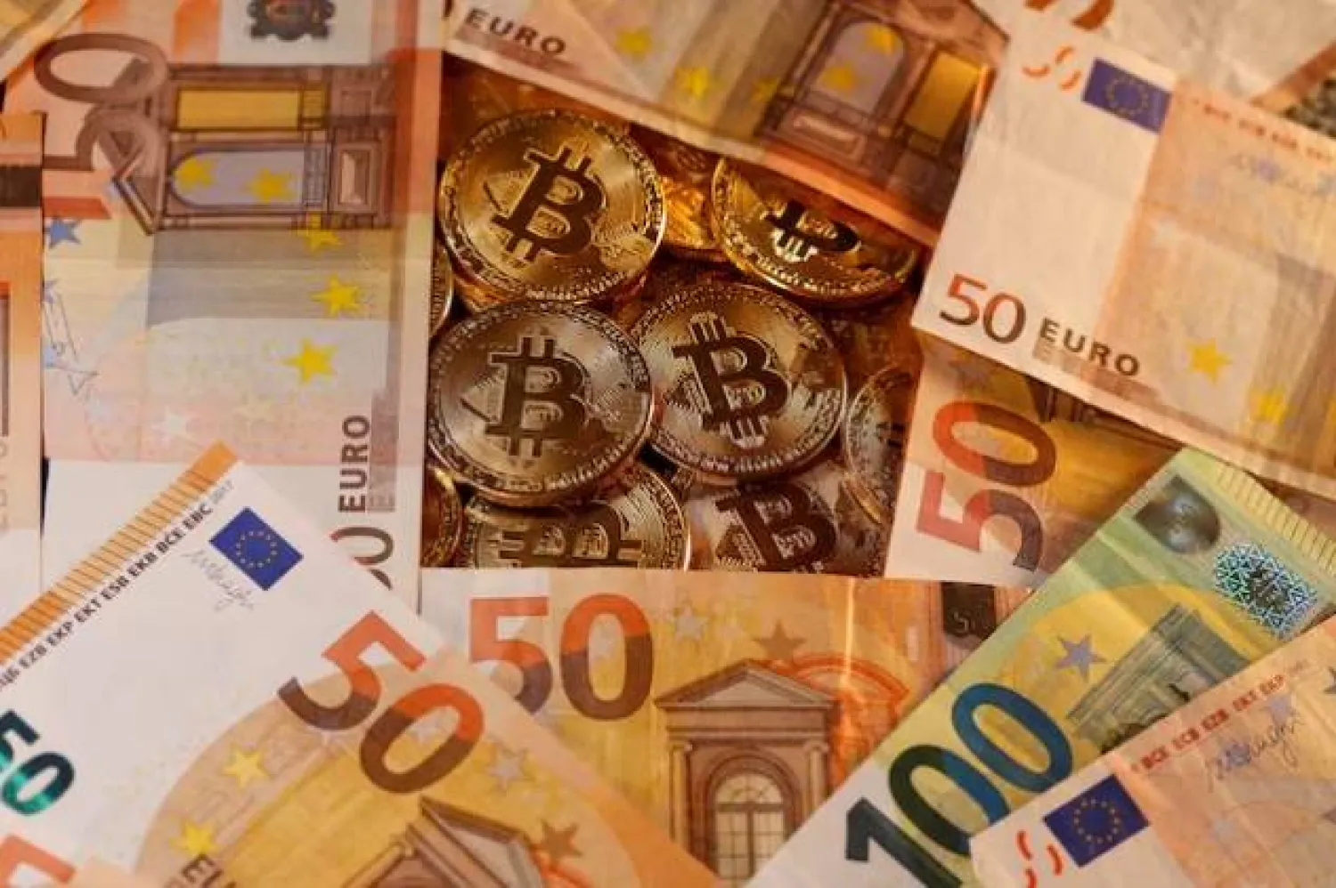 تمثيلات بصرية لعملة البتكوين الرقمية والأوراق النقدية لليورو تظهر في هذه الصورة التوضيحية (رويترز)