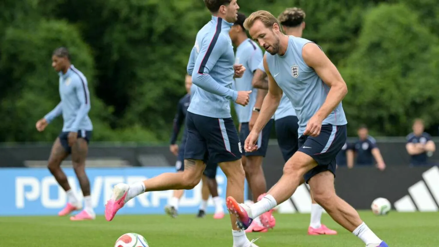 England forward Harry Kane prepares for a Group L World Cup clash against Ghana. JUAN MABROMATA / AFP
