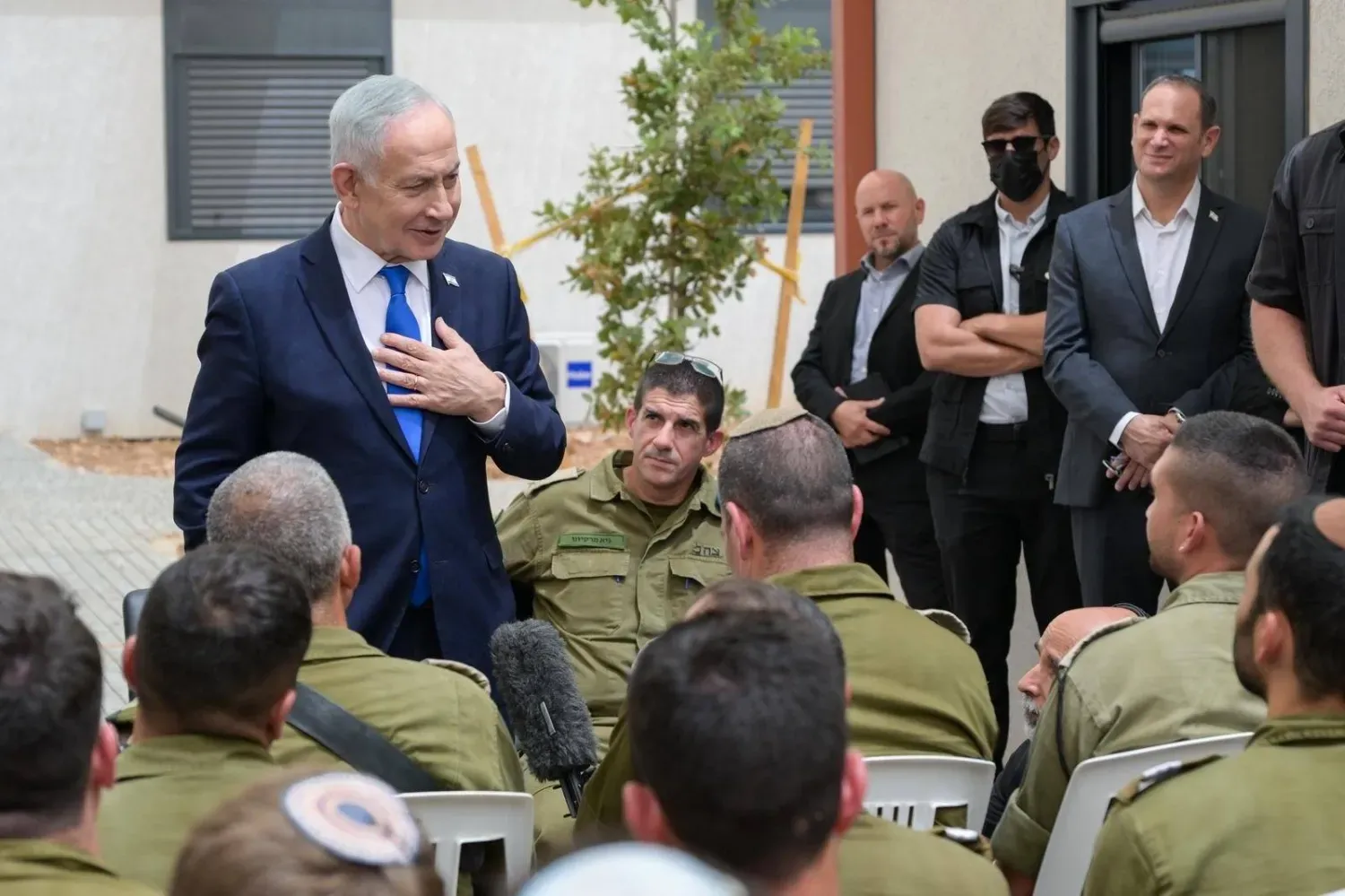İsrail Başbakanı Binjamin Netanyahu, Batı Şeria'da bir eğitim kursuna katılan ordu yedek subaylarıyla yaptığı görüşme sırasında (İsrail Başbakanlık Ofisi'nin "X" hesabı)