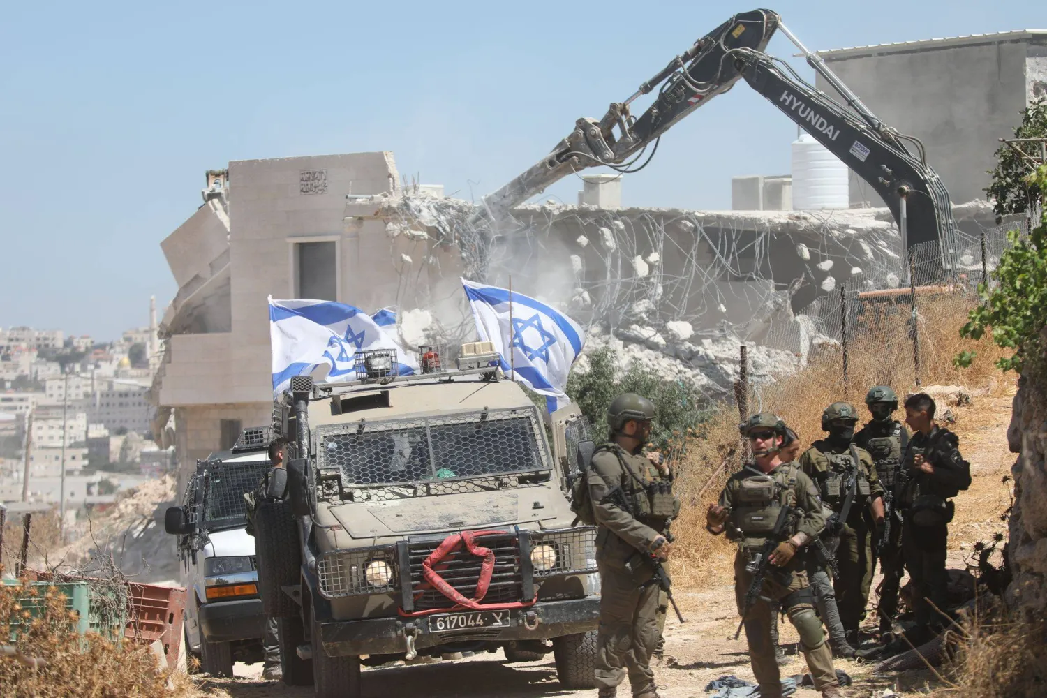 جرافات إسرائيلية تهدم منزلاً لعائلة فلسطينية في منطقة جنوب الخليل بالضفة الغربية المحتلة الثلاثاء (د.ب.أ)