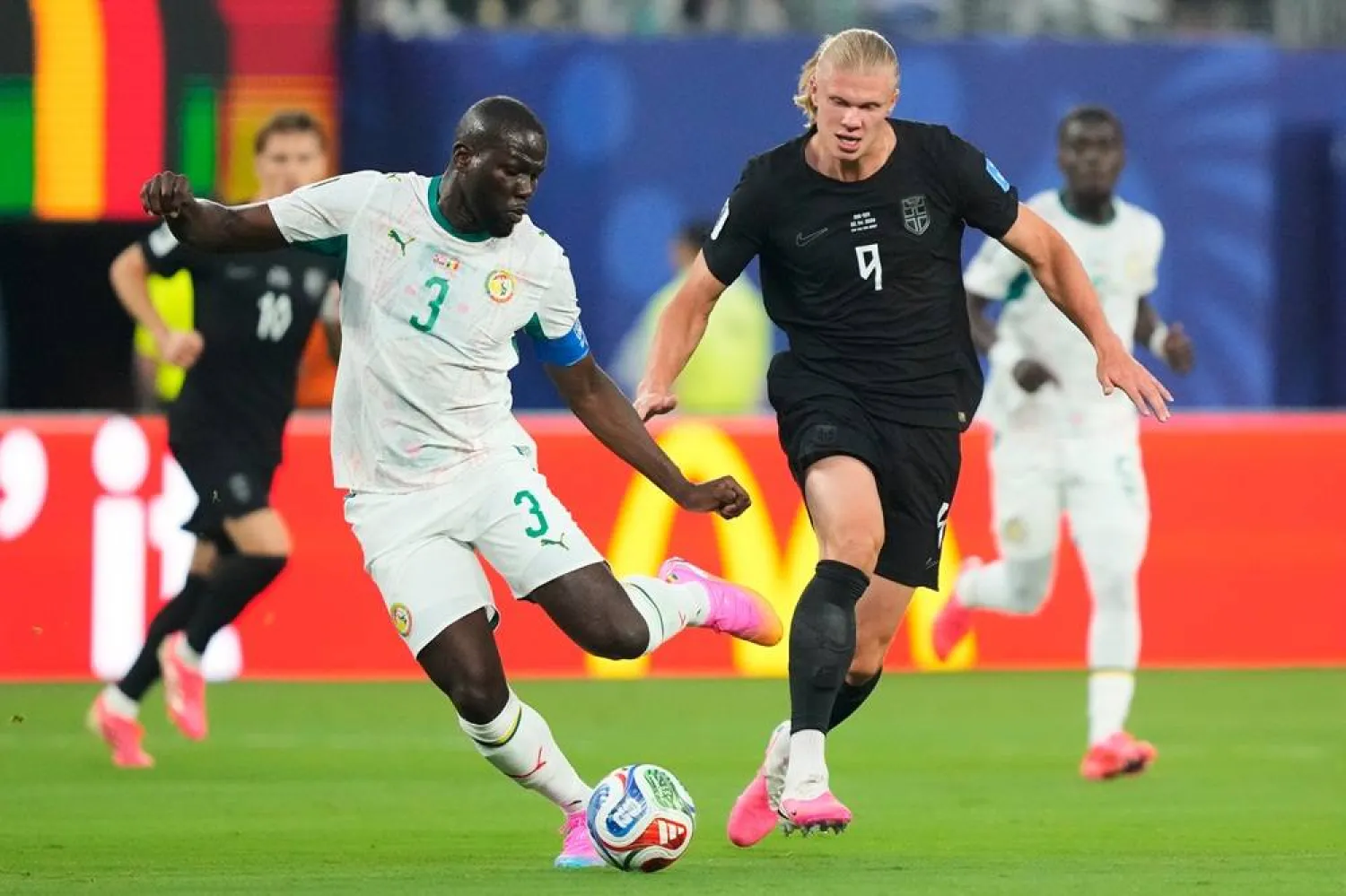  Senegal's Kalidou Koulibaly , left, and Norway's Erling Haaland vie for the ball during a World Cup Group I match in East Rutherford, N.J., near New York, Monday, June 22, 2026. (AP) 