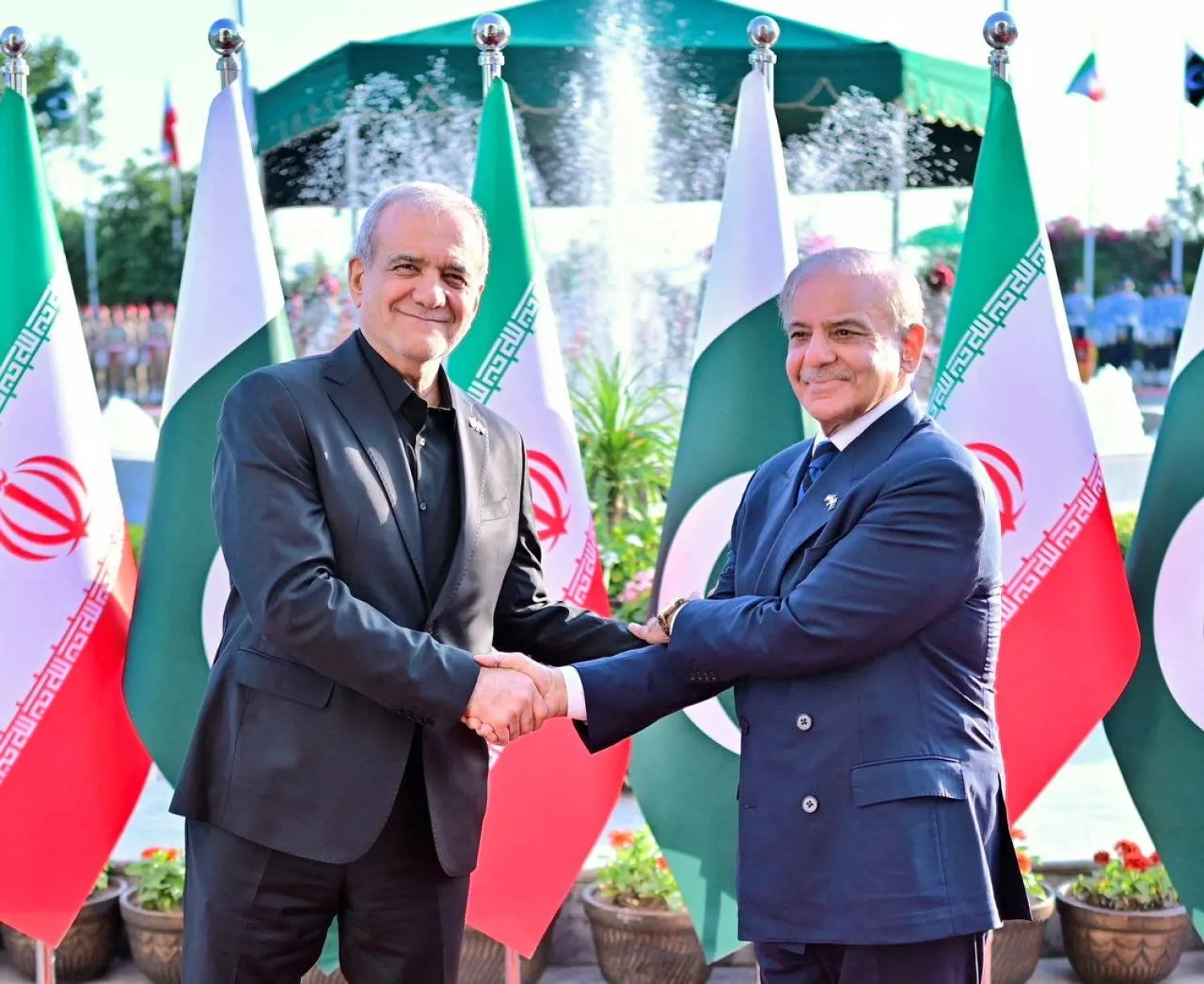 رئيس الوزراء الباكستاني شهباز شريف يستقبل الرئيس الإيراني مسعود بزشكيان لدى وصوله إلى مقر رئاسة الوزراء في إسلام آباد (رويترز)
