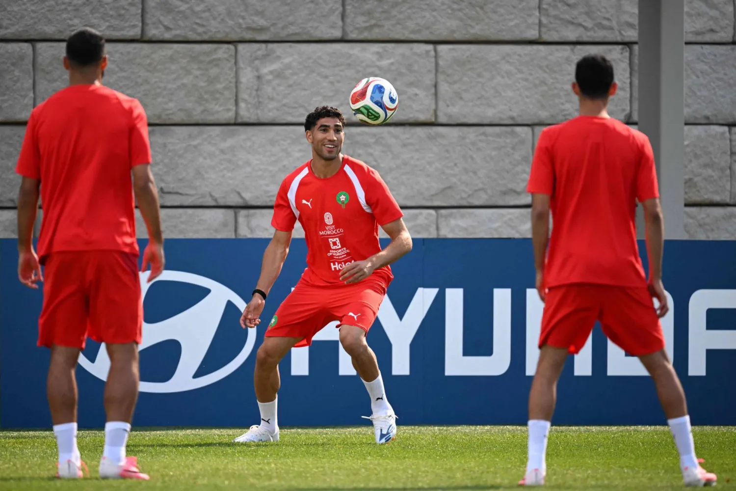 حكيمي قائد منتخب المغرب يتوسط زملائه بالتدريب قبل مواجهة هايتي بختام الدور الأول (ا ف ب)