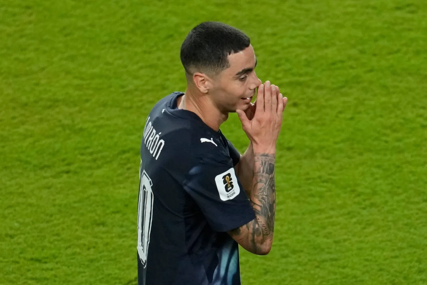 ميغيل ألميرون نجم منتخب باراغواي (أ.ب)