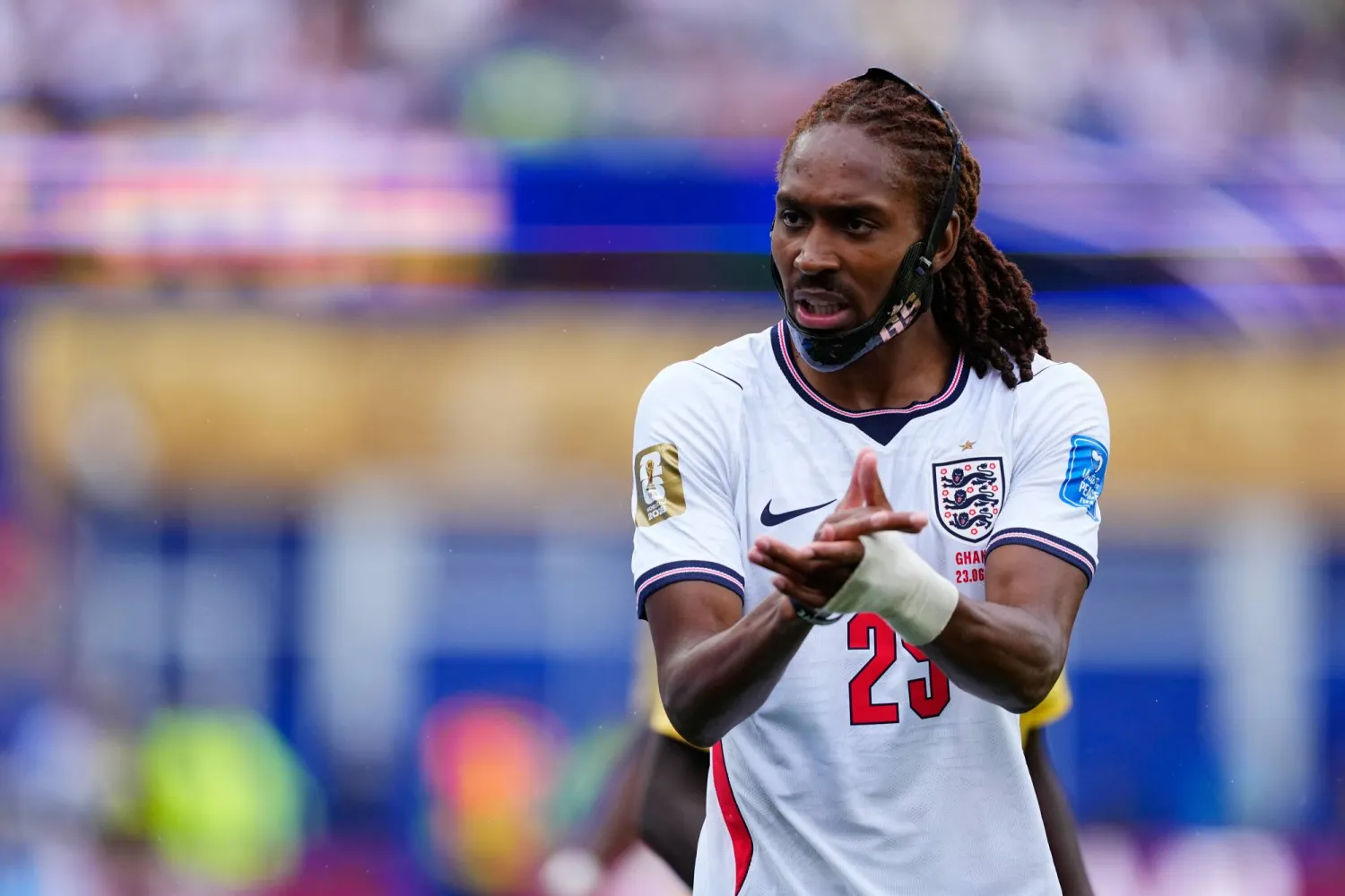دجيد سبنس لاعب إنجلترا يصفق خلال اللقاء في بوسطن (أ.ب)
