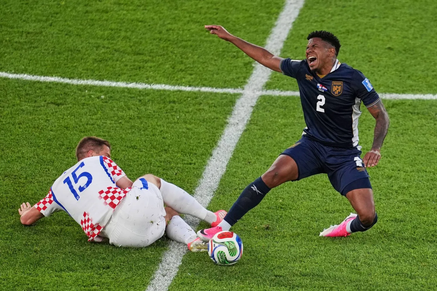 صراع على الكرة بين ماريو باساليتش  لاعب كرواتيا وسيزار بلاكمان لاعب بنما (أ.ب) 