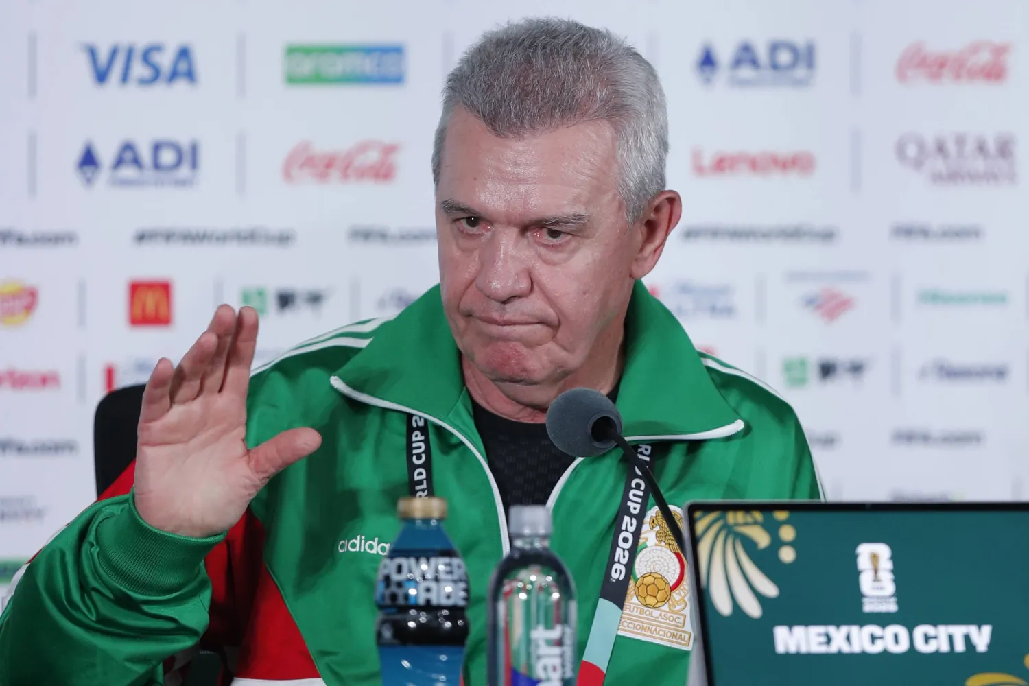 خافيير أغيري مدرب منتخب المكسيك في مؤتمر صحافي (إ.ب.أ)