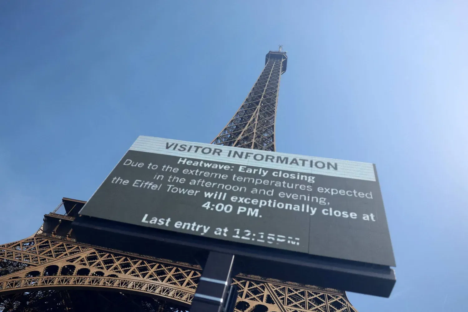 Paris'te yaşanan sıcak hava dalgası nedeniyle Eyfel Kulesi'nin erken kapatılacağını duyuran dev bir ekran (Reuters)