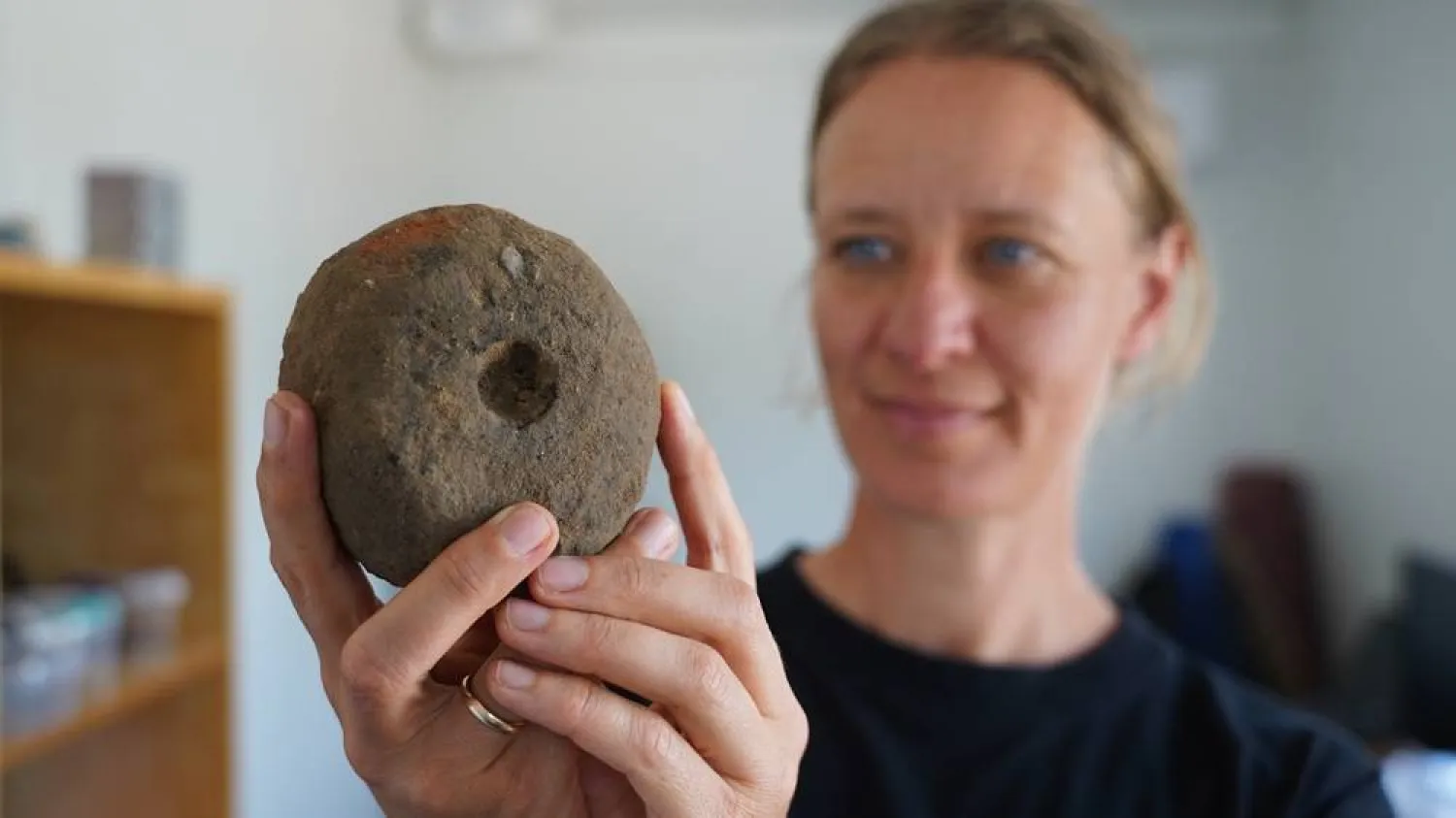  Moesgaard Museum archaeologist Liv Stidsing Reher-Langberg holds a Viking Age weight loom unearthed in Aarhus, Denmark, on June 22, 2026. (AP) 