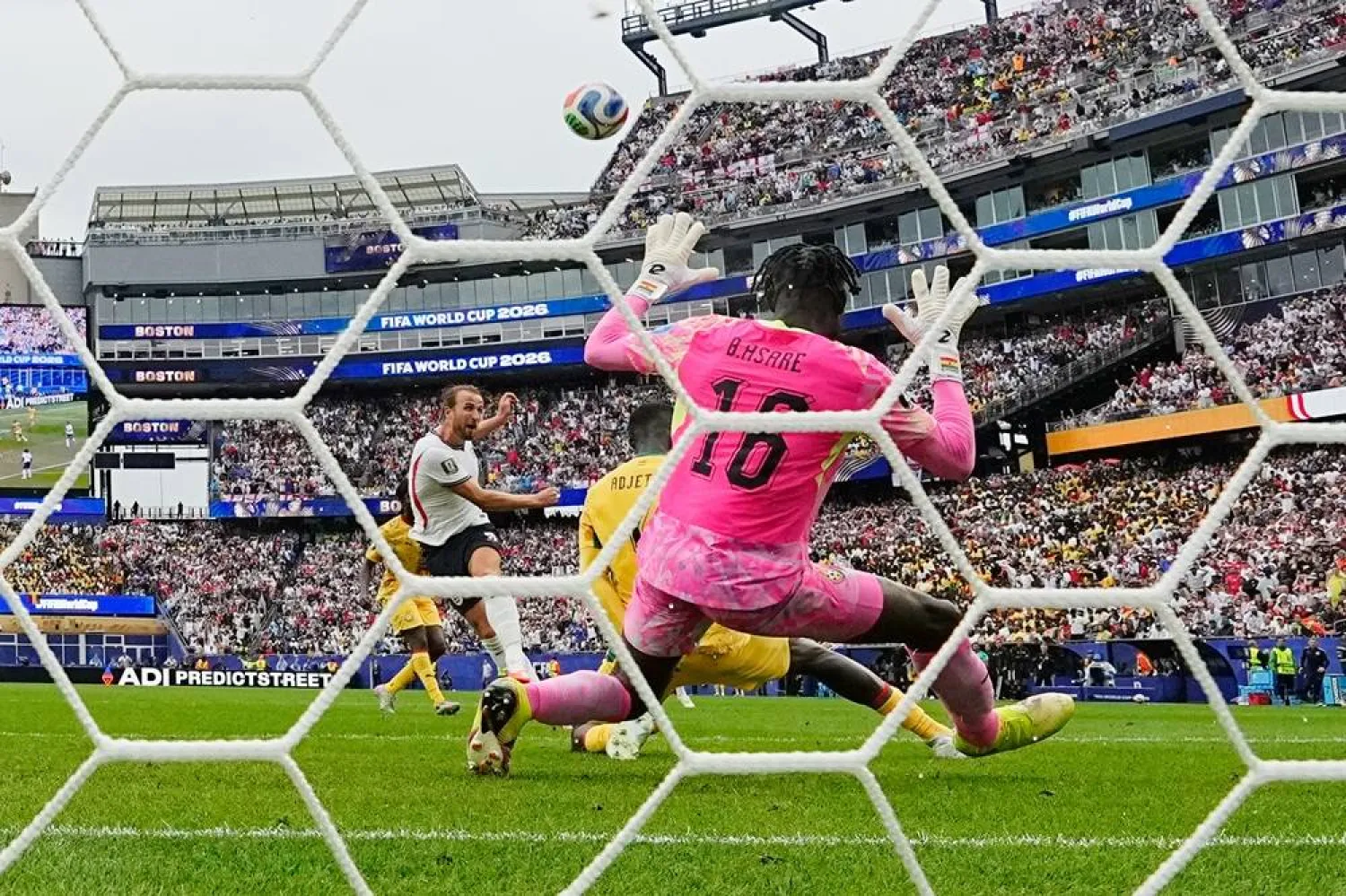  England's Harry Kane (9), left, blasts the ball over the bar during the World Cup Group L match between England and Ghana in Foxborough, Mass., near Boston, Tuesday, June 23, 2026. (AP) 