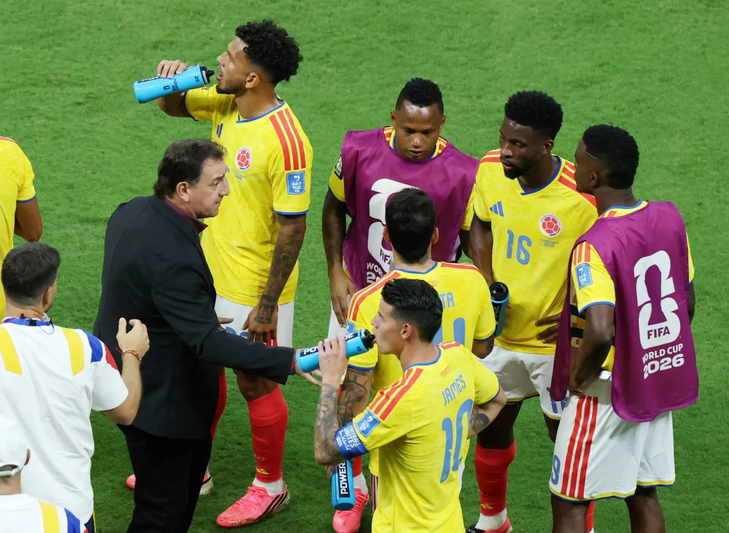 Soccer Football - FIFA World Cup 2026 - Group K - Colombia v DR Congo - Estadio Guadalajara, Guadalajara, Mexico - June 23, 2026 Colombia coach Nestor Lorenzo gives instructions to his players during a hydration break REUTERS/Raquel Cunha