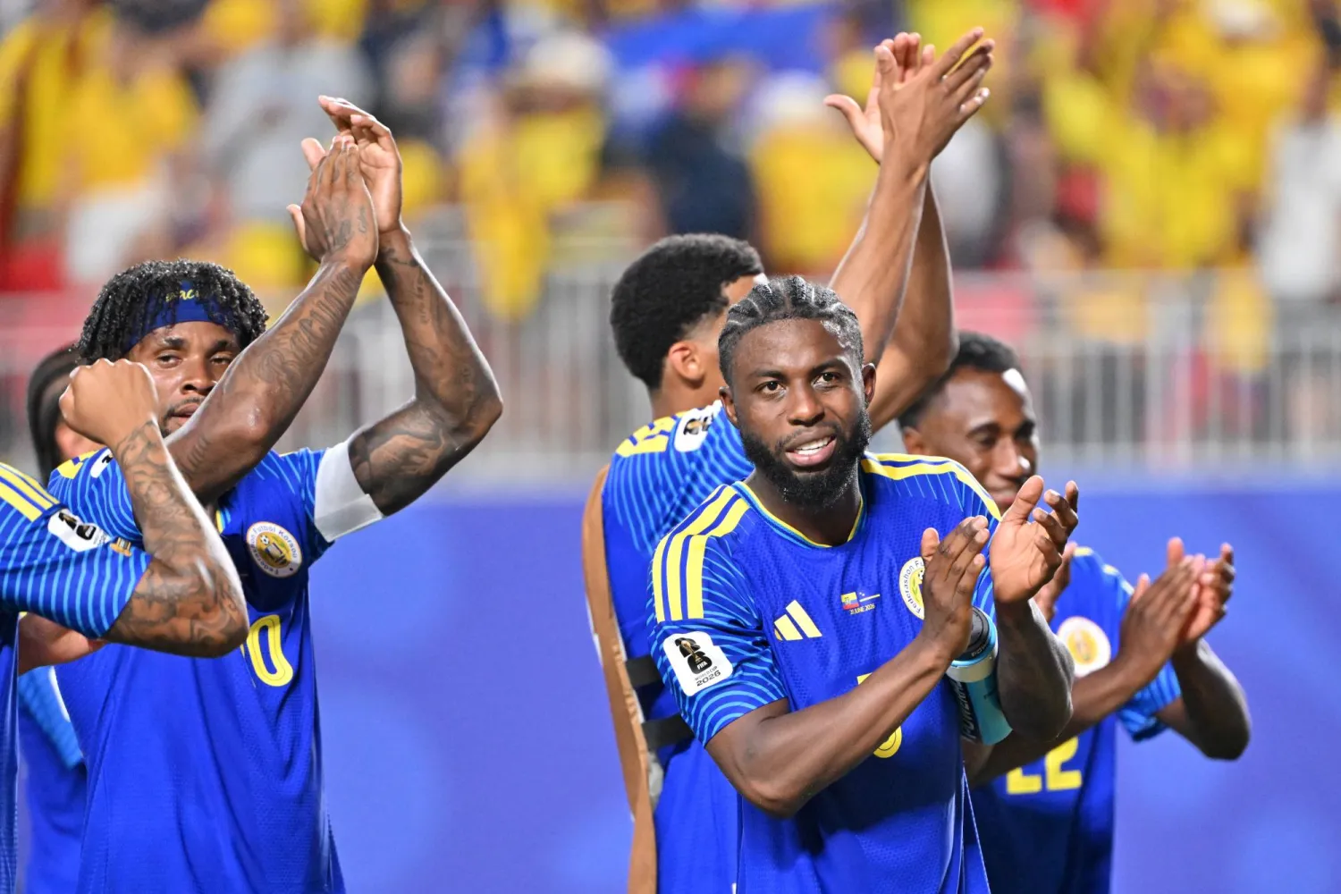 لاعبو كوراساو يلقون التحية على مشجعيهم بعد مباراة مرحلة المجموعات لكأس العالم 2026 أمام الإكوادور (إ.ب.أ)