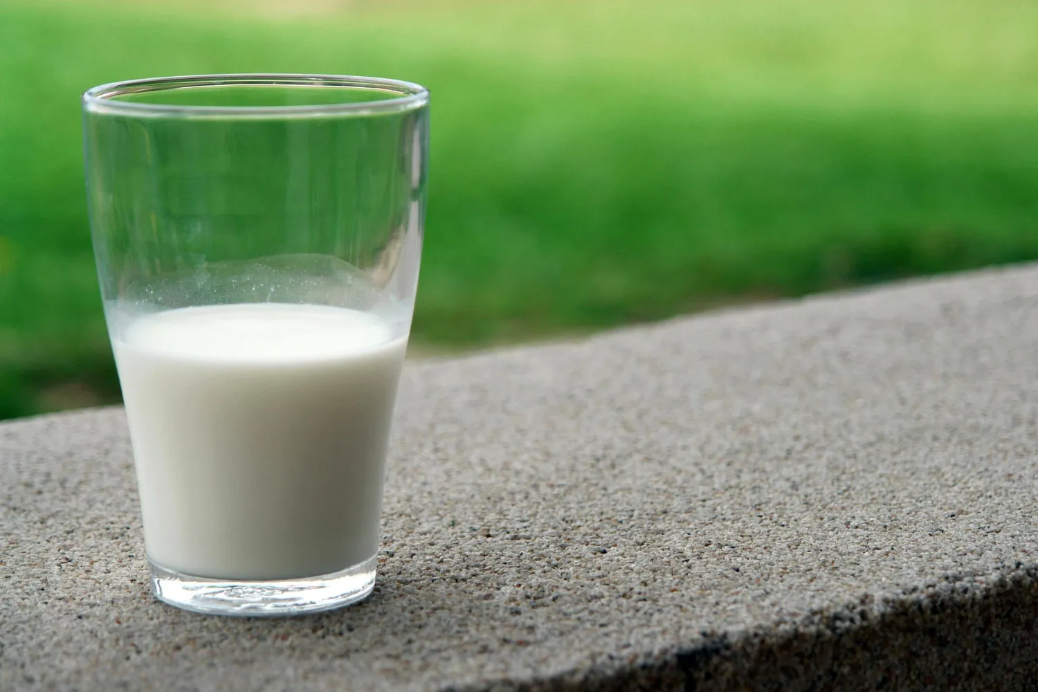 الحليب يوفر الكالسيوم الذي يعمل مع فيتامين د لدعم صحة العظام (بيكسلز)