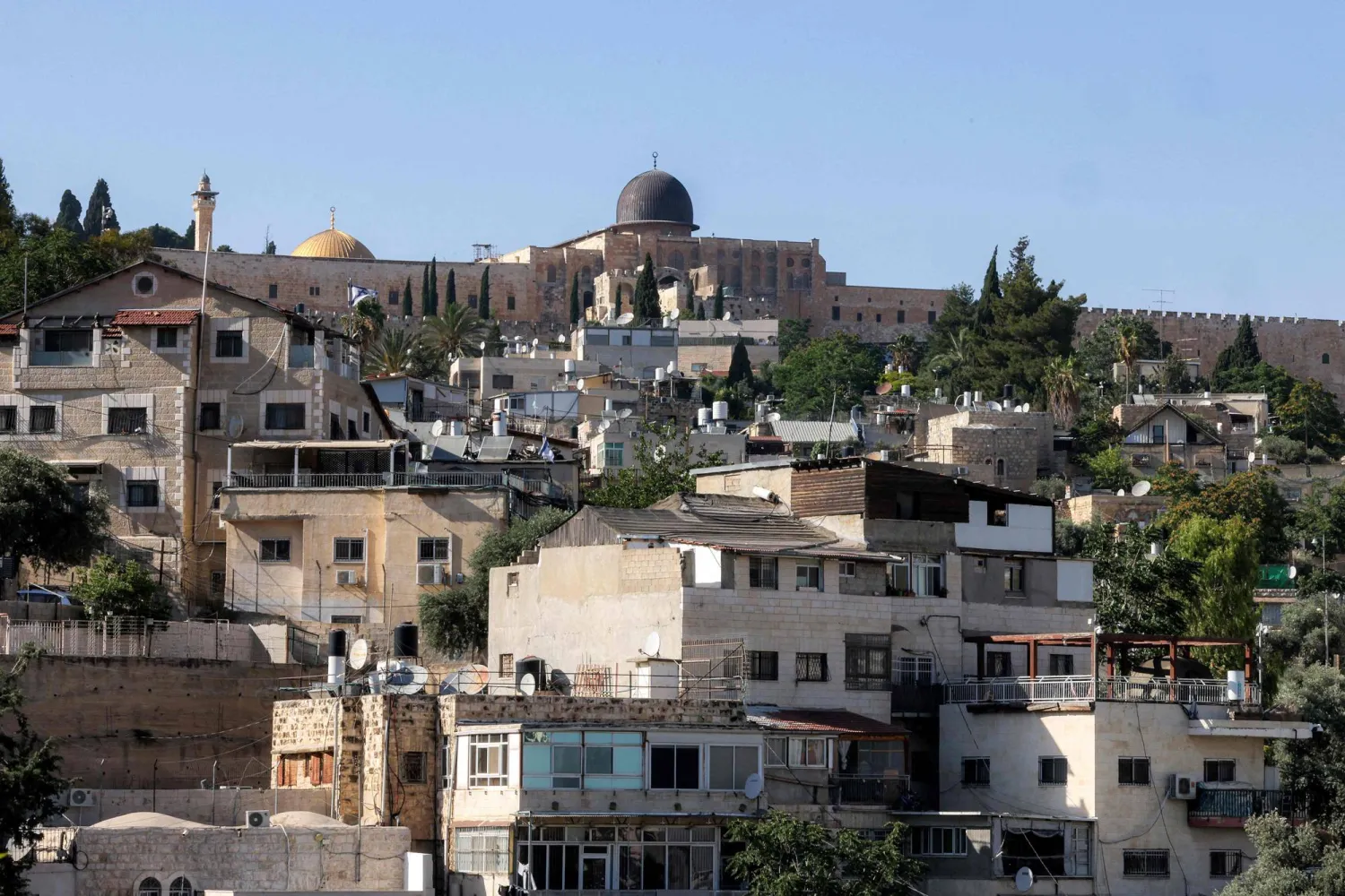 صورة لقبة المسجد الأقصى إلى جانب جزء من قبة الصخرة في القدس الشرقية (أ.ف.ب)