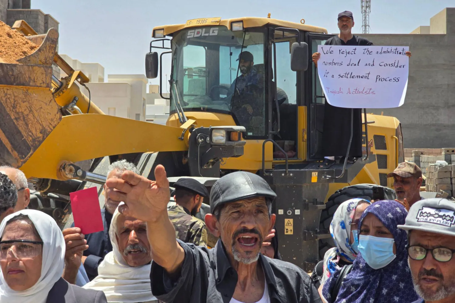 جانب من مظاهرة نظمها ليبيون مطلع الشهر الجاري رفضاً لما سموه «توطين» المهاجرين السريين في ليبيا (أ.ف.ب)