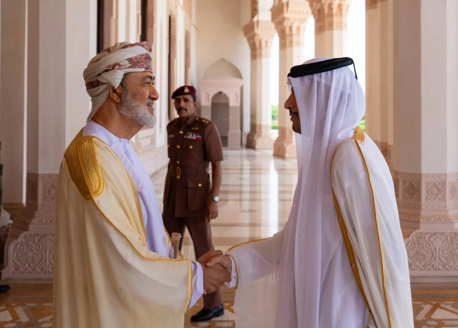هيثم بن طارق سلطان عمان خلال استقباله الشيخ محمد بن عبد الرحمن آل ثاني رئيس الوزراء وزير الخارجية القطري في مسقط (العمانية)