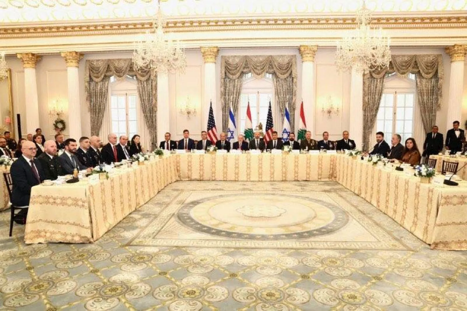 صورة سربتها وسائل إعلام عبرية لليوم الأول من الجولة الخامسة للمحادثات اللبنانية الإسرائيلية في واشنطن (إكس)