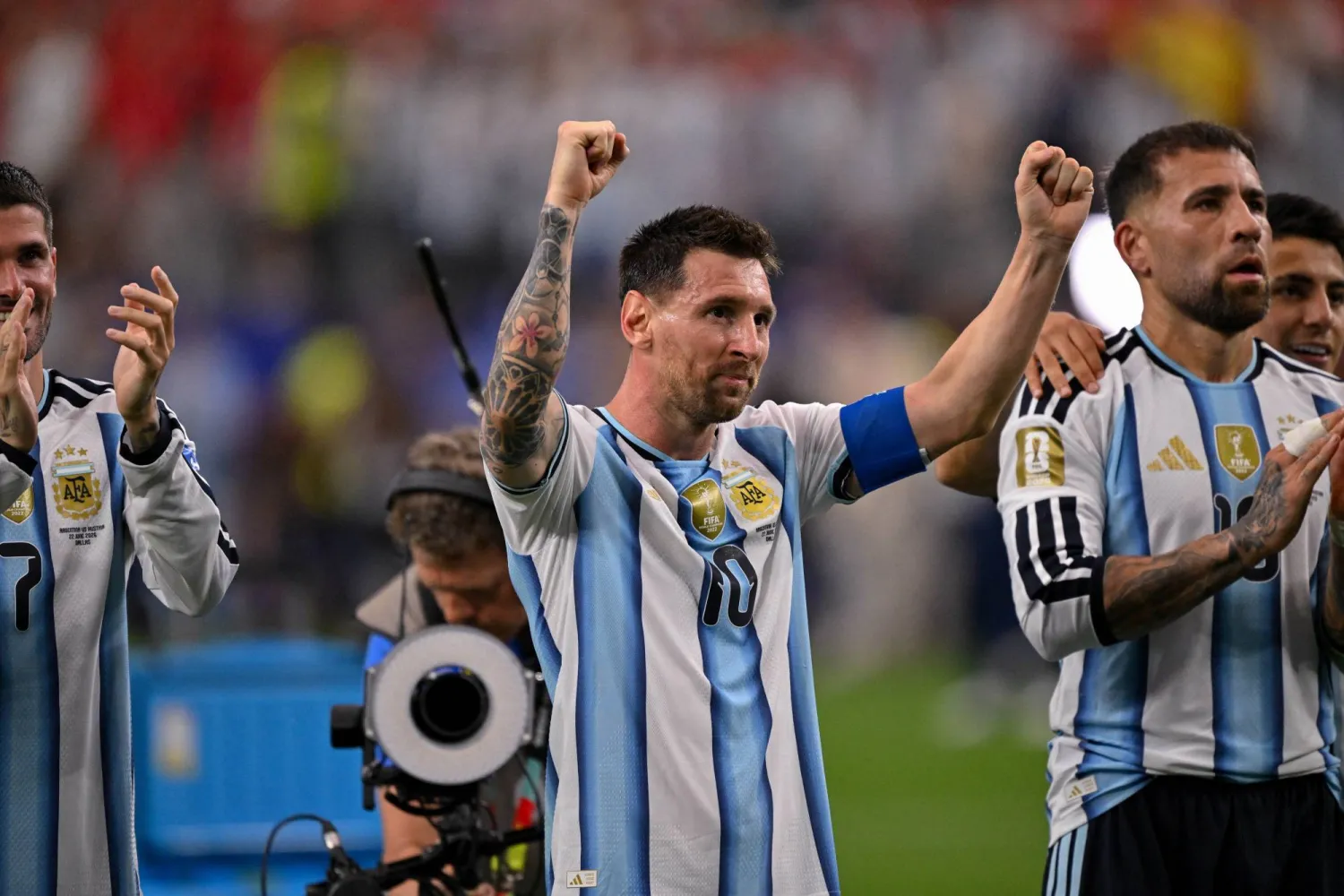 النجم الأرجنتيني ليونيل ميسي يحيي الجماهير بعد الفوز على النمسا في كأس العالم 2026 (رويترز)