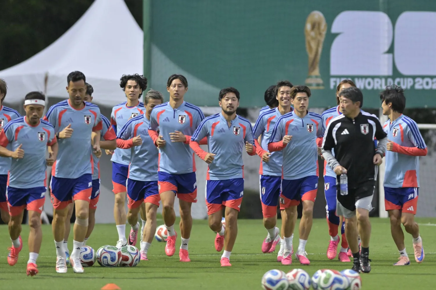 لاعبو المنتخب الياباني خلال التدريب الأخير قبل مواجهة السويد الصعبة (ا ب ا)