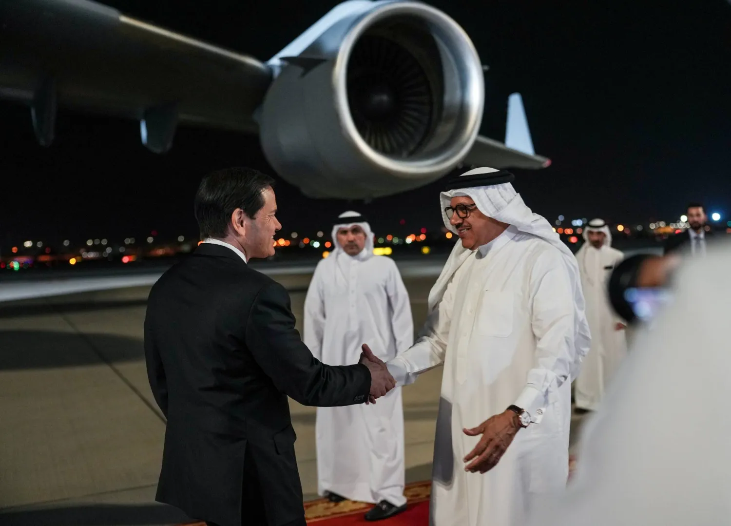 وزير الخارجية البحريني عبد اللطيف الزياني مستقبلاً نظيره الأميركي ماركو روبيو لدى وصوله إلى البلاد (أ.ب)