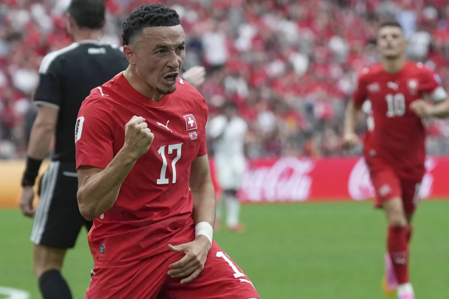روبن فارغاس يحتفل بعد تسجيله هدفاً لمنتخب سويسرا (أ.ب)
