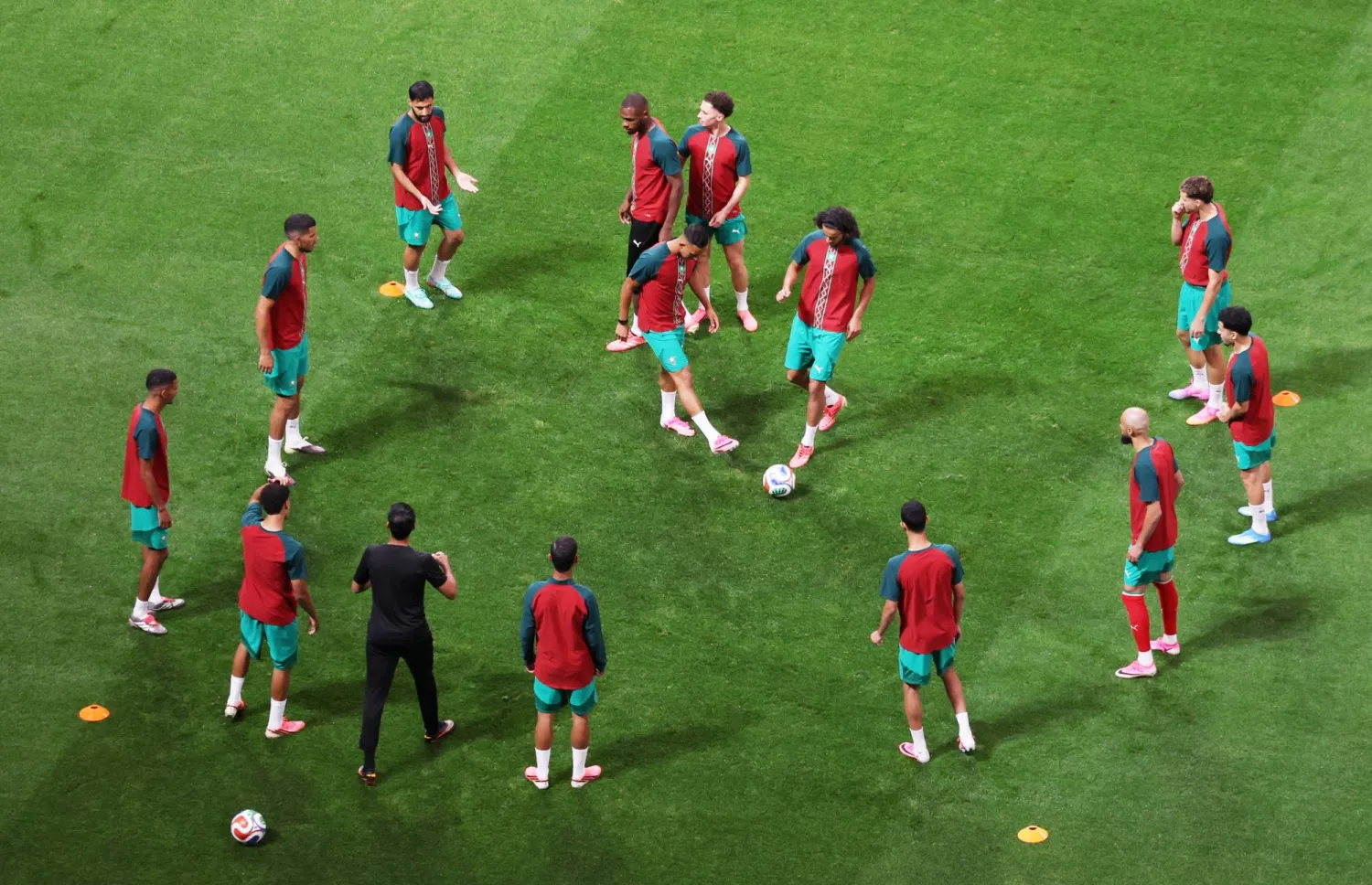 لاعبو المغرب خلال تدريبات الإحماء (رويترز)
