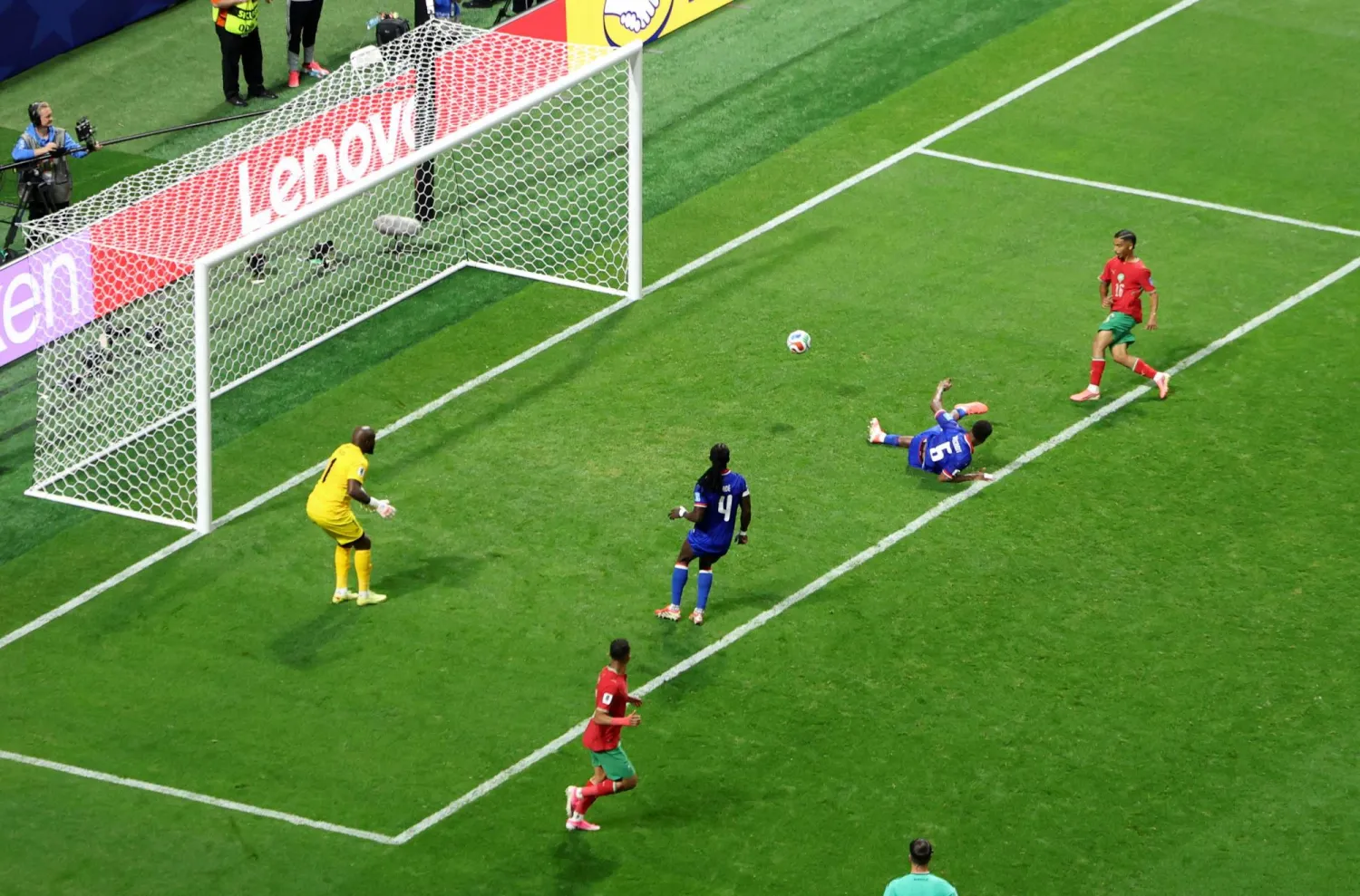 غلطة دفاعية دفع منتخب هايتي ثمنها بهدف رابع (رويترز)