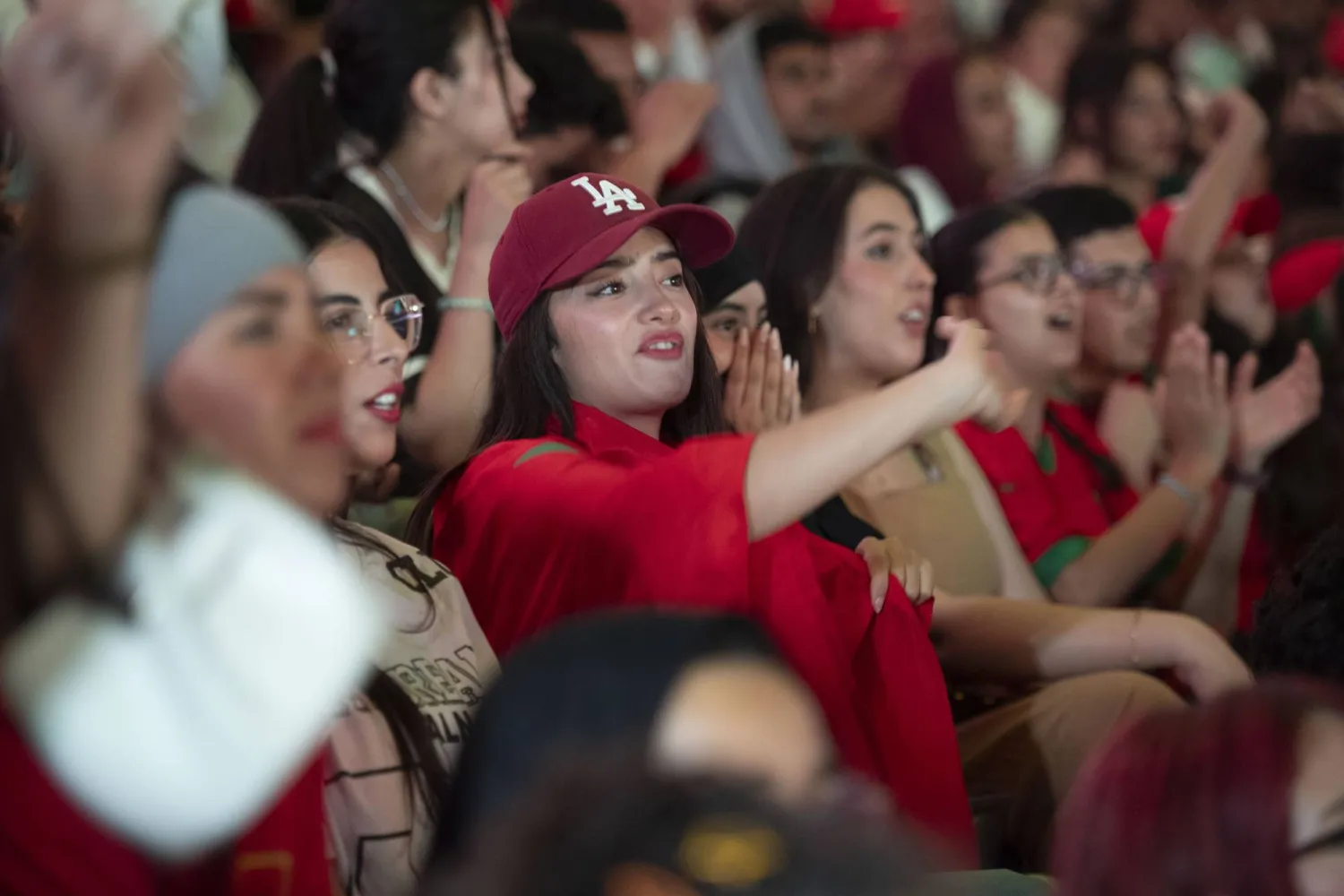 مشجعون مغاربة يتابعون عرضاً عاماً لمباراة المغرب وهايتي في ملعب مولاي الحسن بالرباط (إ.ب.أ)