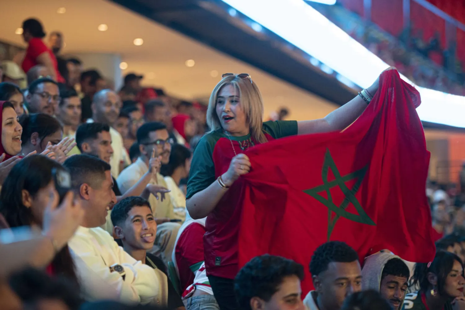 تلويحة بالعلم المغربية (إ.ب.أ)