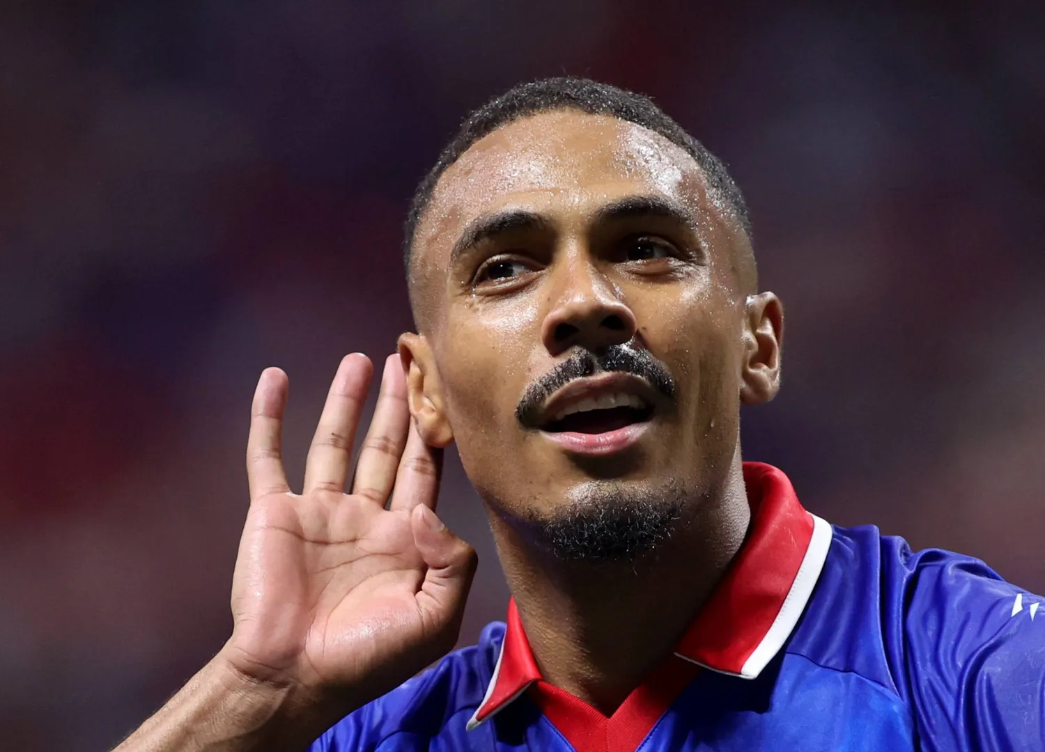 ويلسون إيزيدور لاعب منتخب هايتي يحتفل بتسجيل الهدف الثاني لفريقه (رويترز)