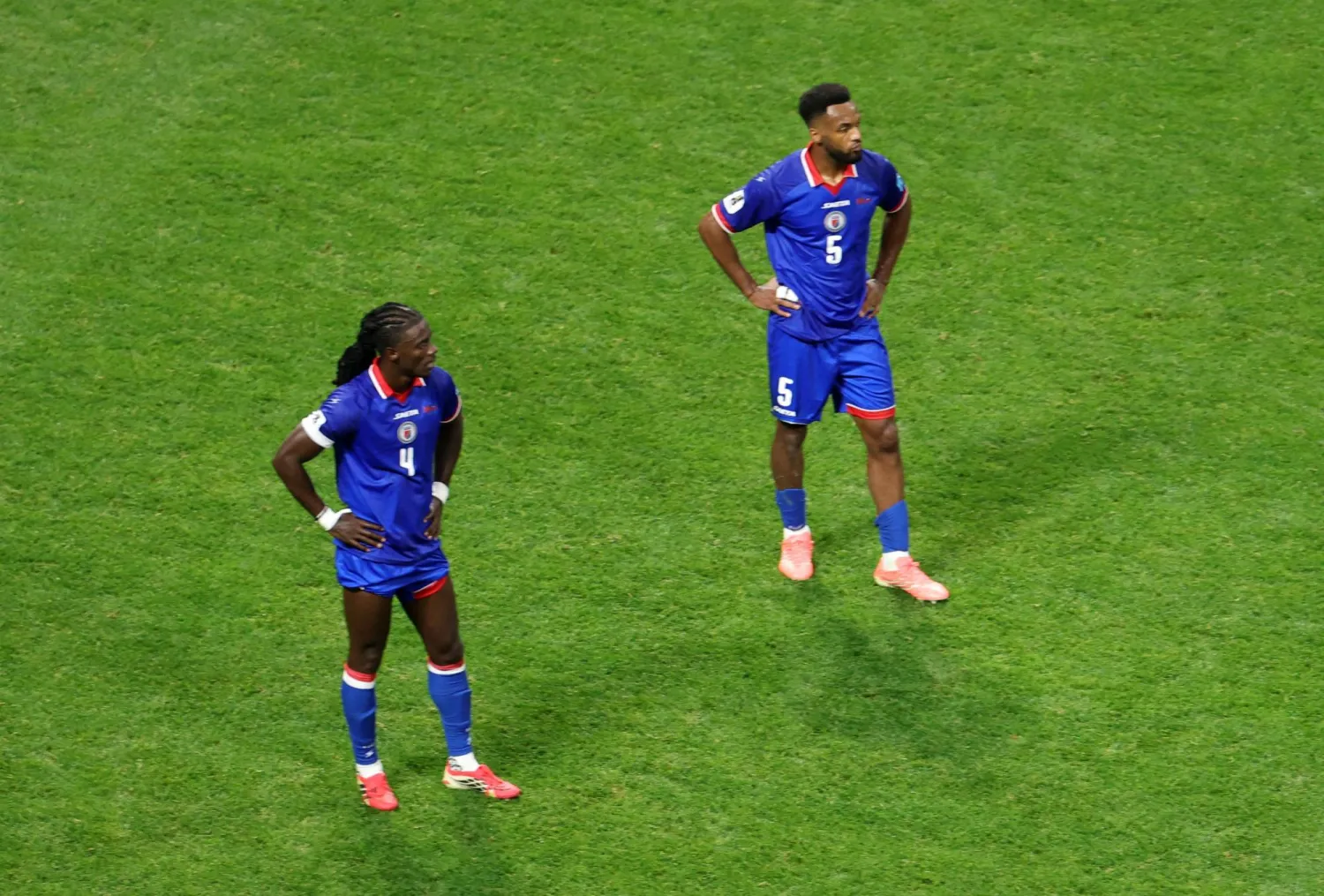 حسرة لاعبي منتخب هايتي (رويترز)