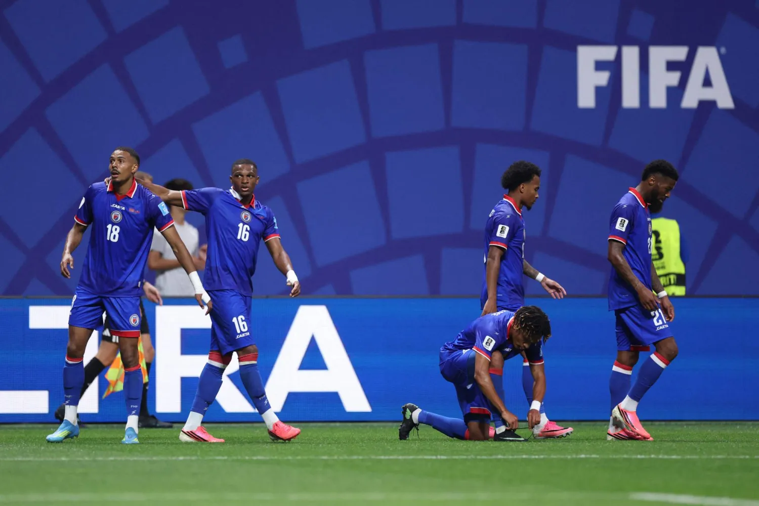 فرحة منتخب هايتي بالهدف الأول (أ.ف.ب)