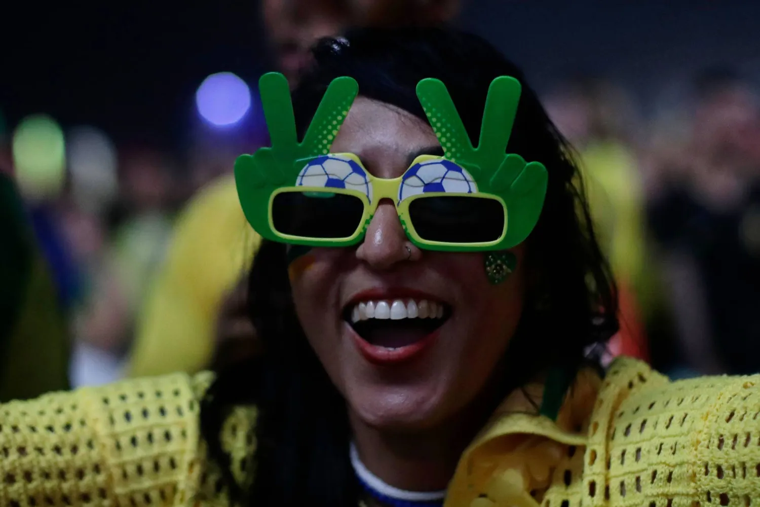 مشجعة برازيلية تساند السامبا خلال المباراة (أ.ب)