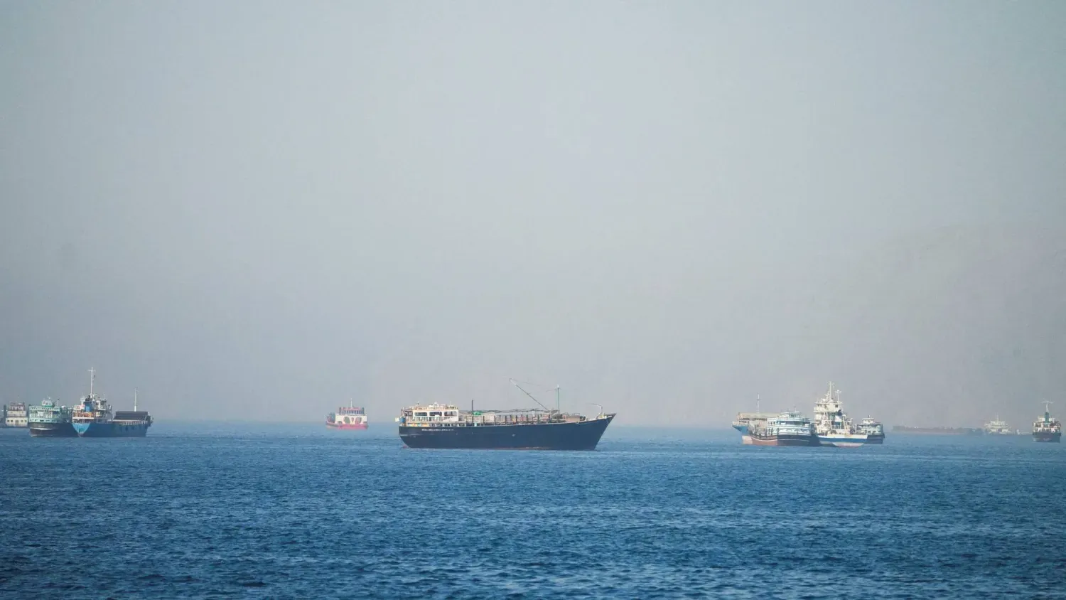 Umman Sultanlığı'ndaki Musandam'dan çekilen, Hürmüz Boğazı'ndaki gemiler (Arşiv-Reuters)
