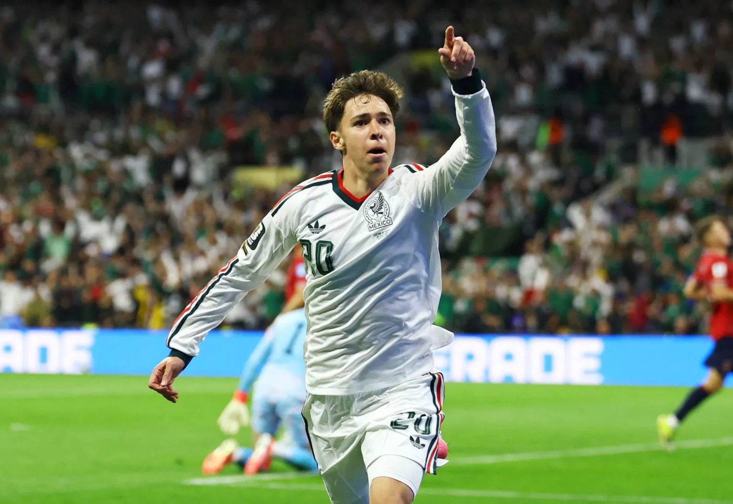 ماتيو شافيز، لاعب المنتخب المكسيكي، يحتفل بتسجيل الهدف الأول لفريقه (رويترز) 