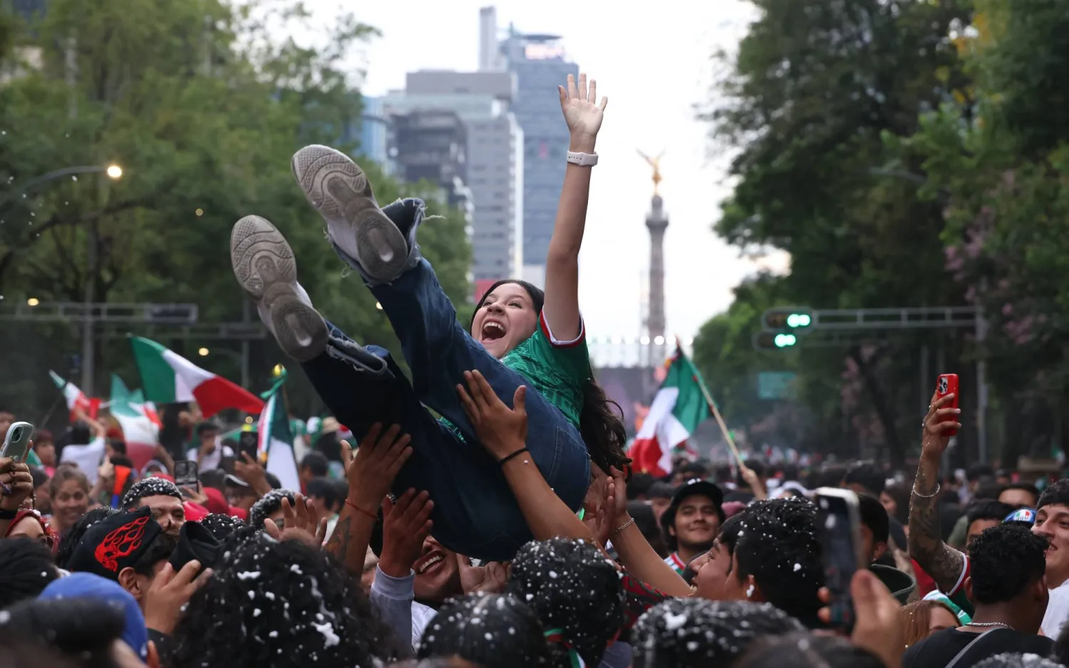 يستمر جنون الجماهير المكسيكية قبل الدخول للملعب (رويترز) 