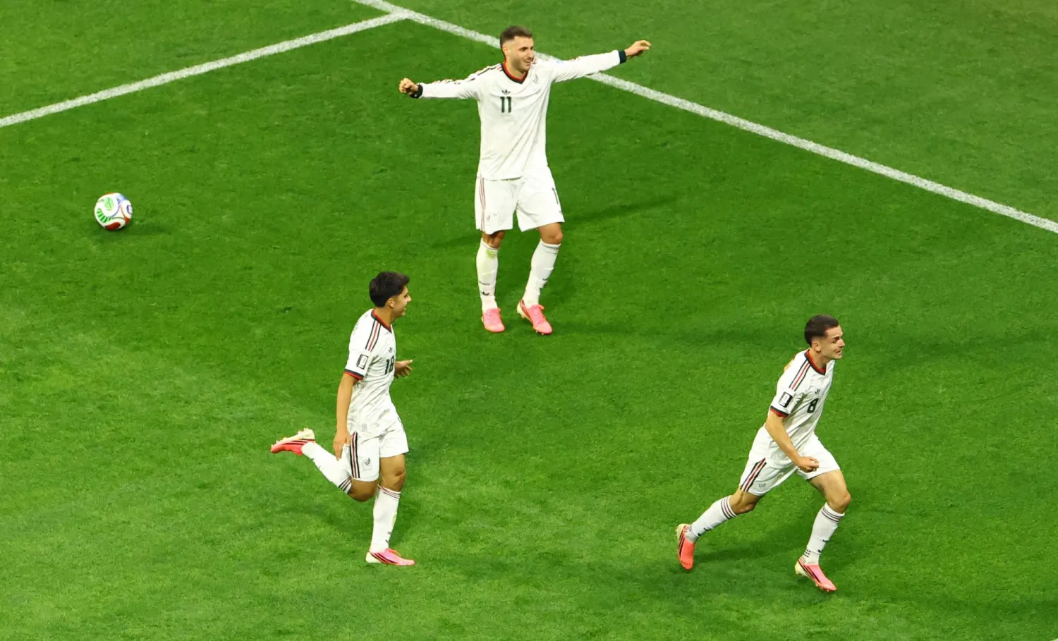 ألفارو فيدالغو لاعب المكسيك يحتفل بتسجيل الهدف الثالث لفريقه (رويترز) 