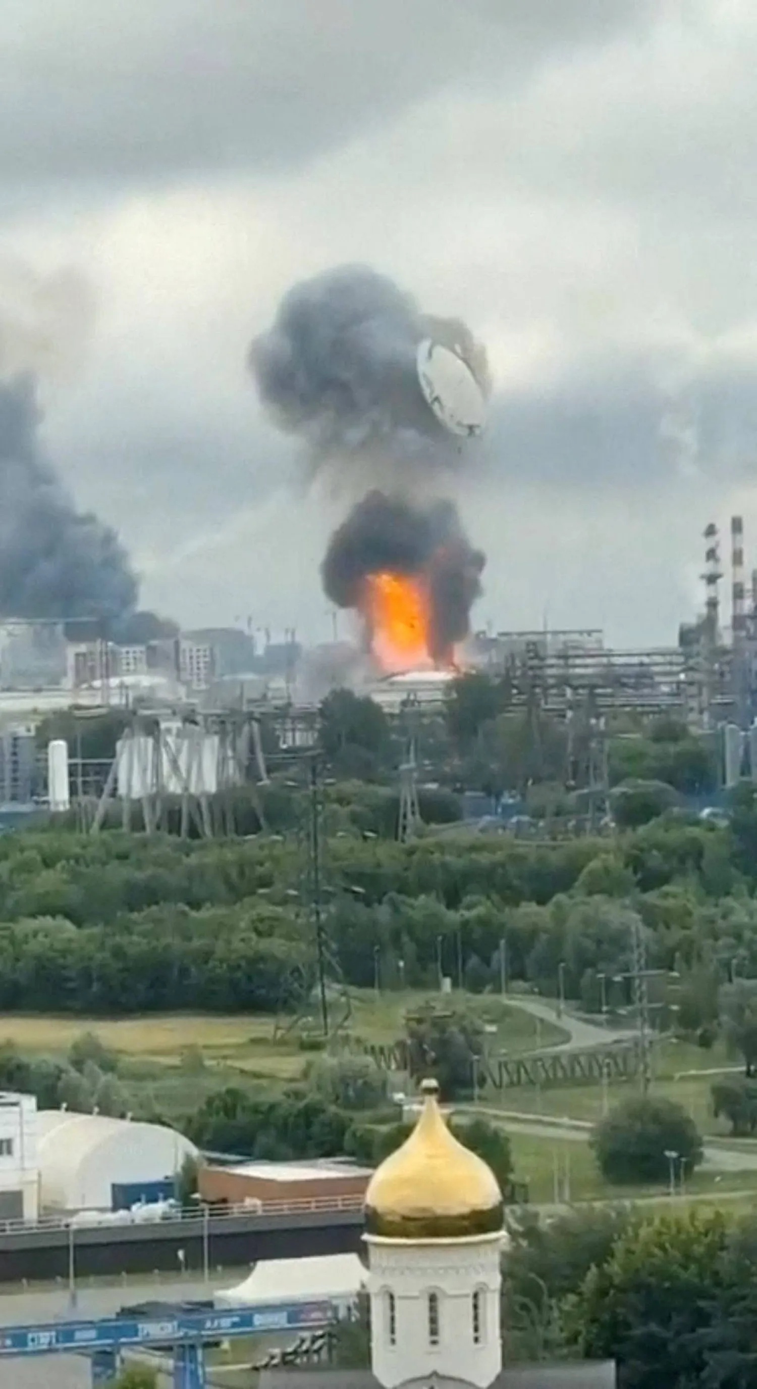 FILE PHOTO: Explosion at Moscow oil refinery after Ukrainian drone attacks on the city, in Moscow, Russia june 18, 2026, in this screengrab obtained from a social media video. SOCIAL MEDIA/via REUTERS  