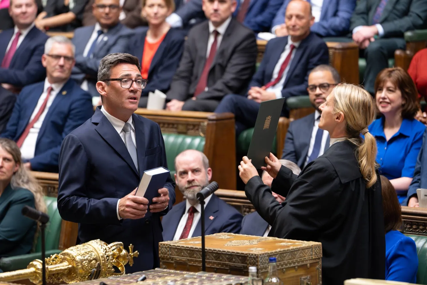 أندي بيرنهام يؤدي اليمين الدستورية عضواً بمجلس العموم في لندن يوم 22 يونيو 2026 (أ.ب)