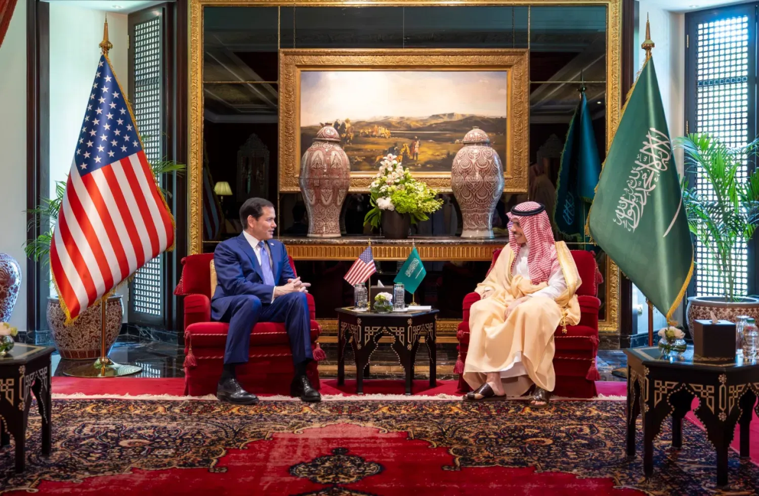 Suudi Arabistan Dışişleri Bakanı Prens Faysal bin Ferhan bin Abdullah, Bahreyn'in başkenti Manama’da ABD Dışişleri Bakanı Marco Rubio ile bir araya geldi. (Suudi Arabistan Dışişleri Bakanlığı)